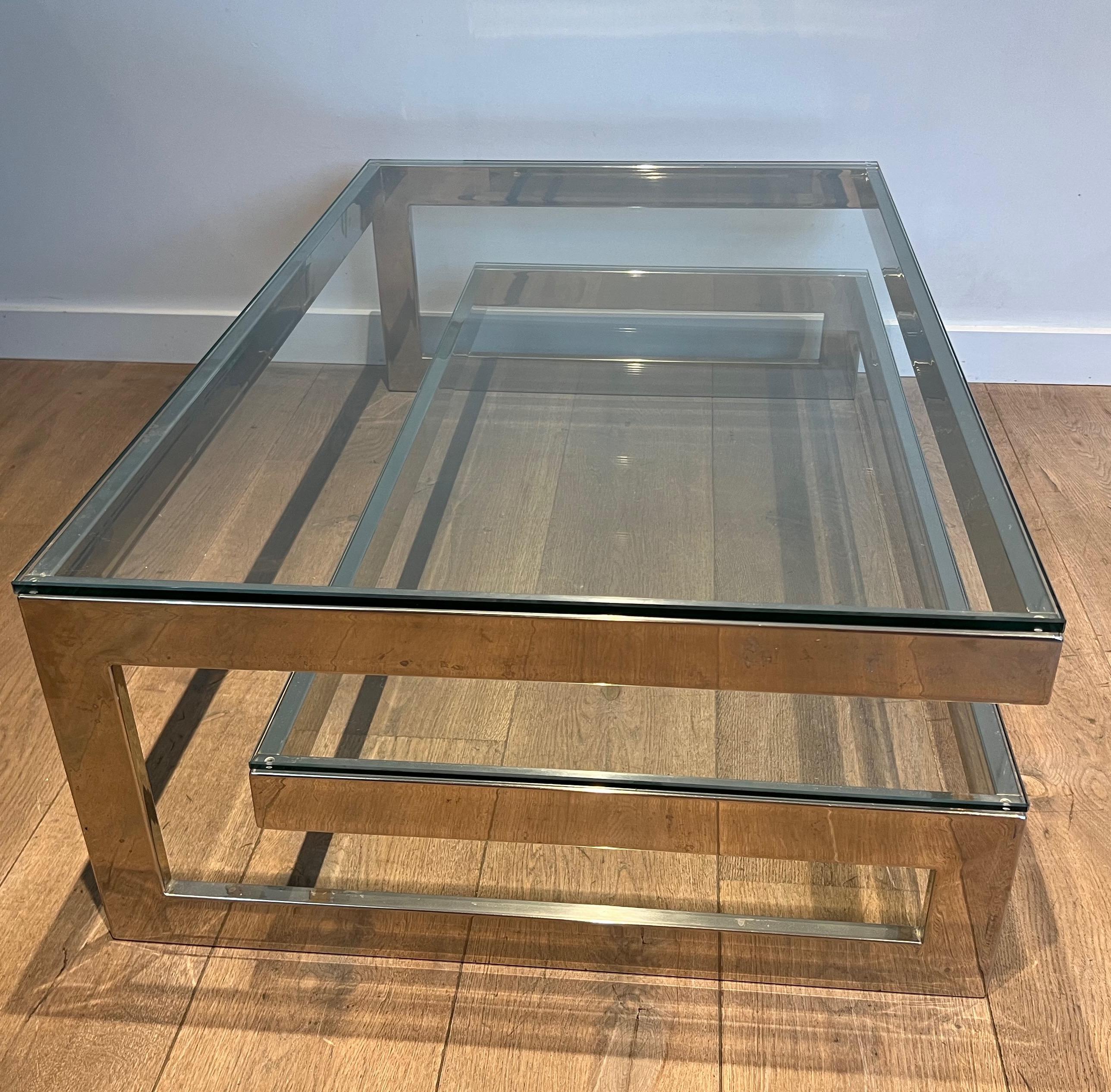 Table basse chromée au design original avec 2 étagères en verre en vente 2