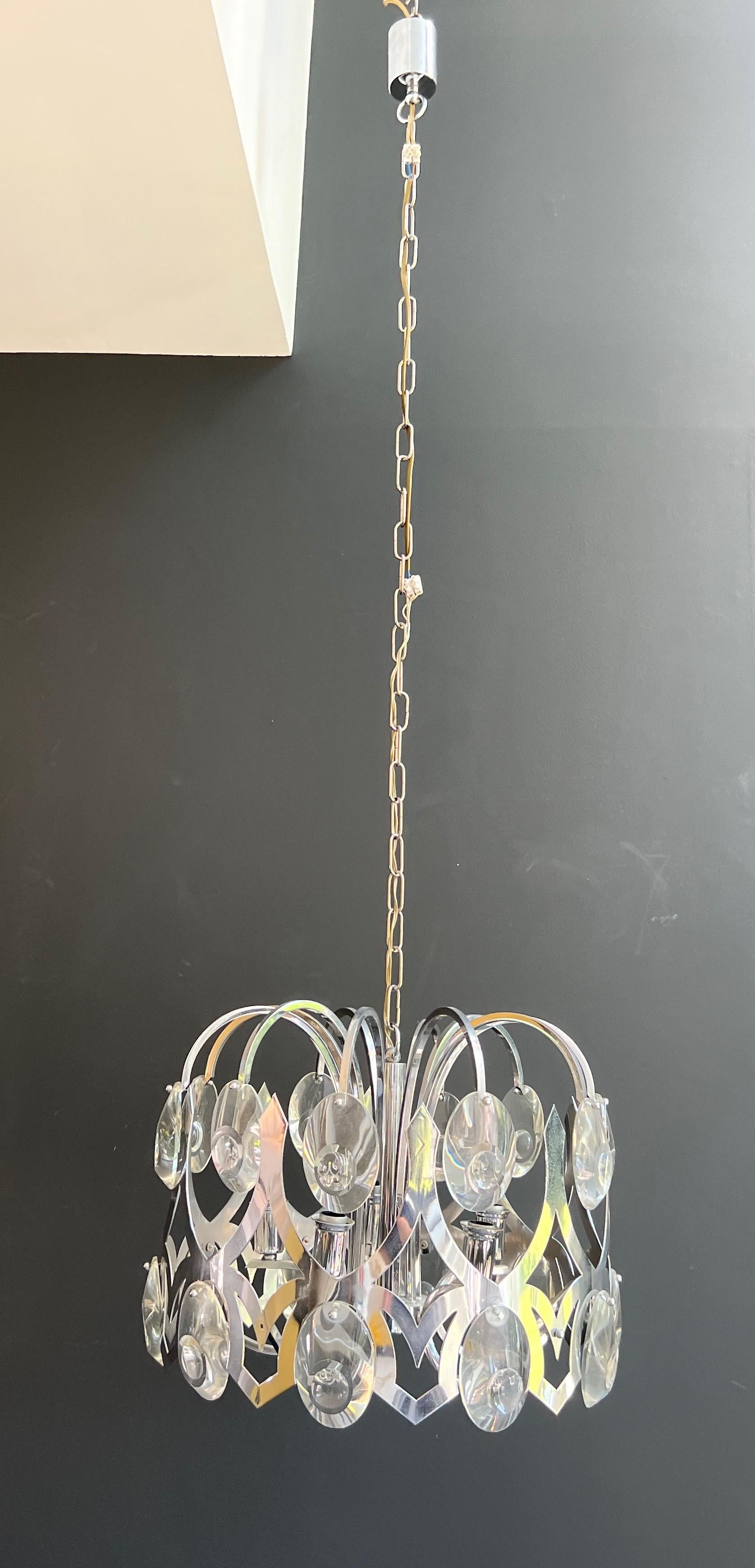 Dieser sehr schöne Design-Kronleuchter ist aus Chrom und Kristall gefertigt. Dies ist ein italienisches Werk von Angelo Gaetano Sciolari. CIRCA 1970