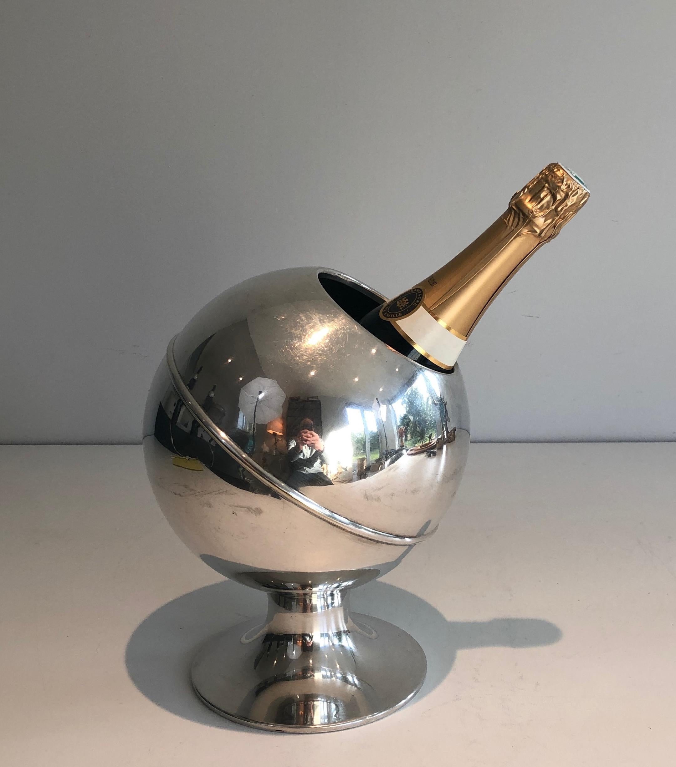 This design champagne bucket is made of chrome. This is a very unusual model with a beautiful design. This is a French work. Circa 1970