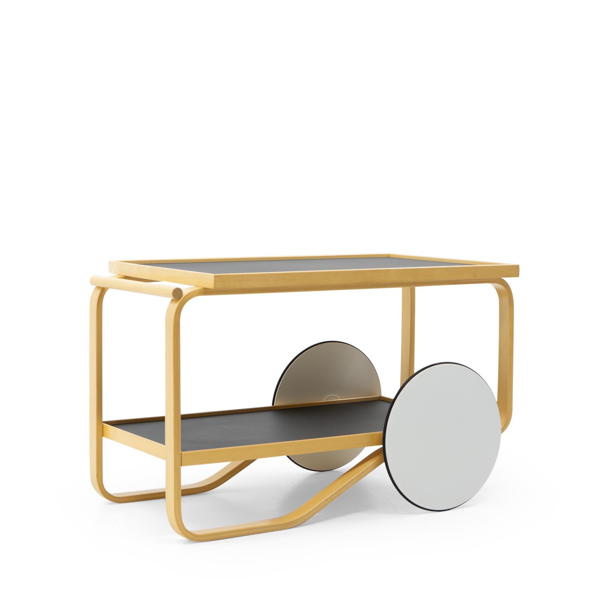 Der Servierwagen 901 von Alvar Aalto ist ein finnischer Designklassiker, der 1936 auf der Triennale di Milano zum ersten Mal vorgestellt wurde.

Der Bar- oder Teewagen hat eine Struktur aus Birkenholz und mit Linoleum bezogene Ablagen. Da die Räder