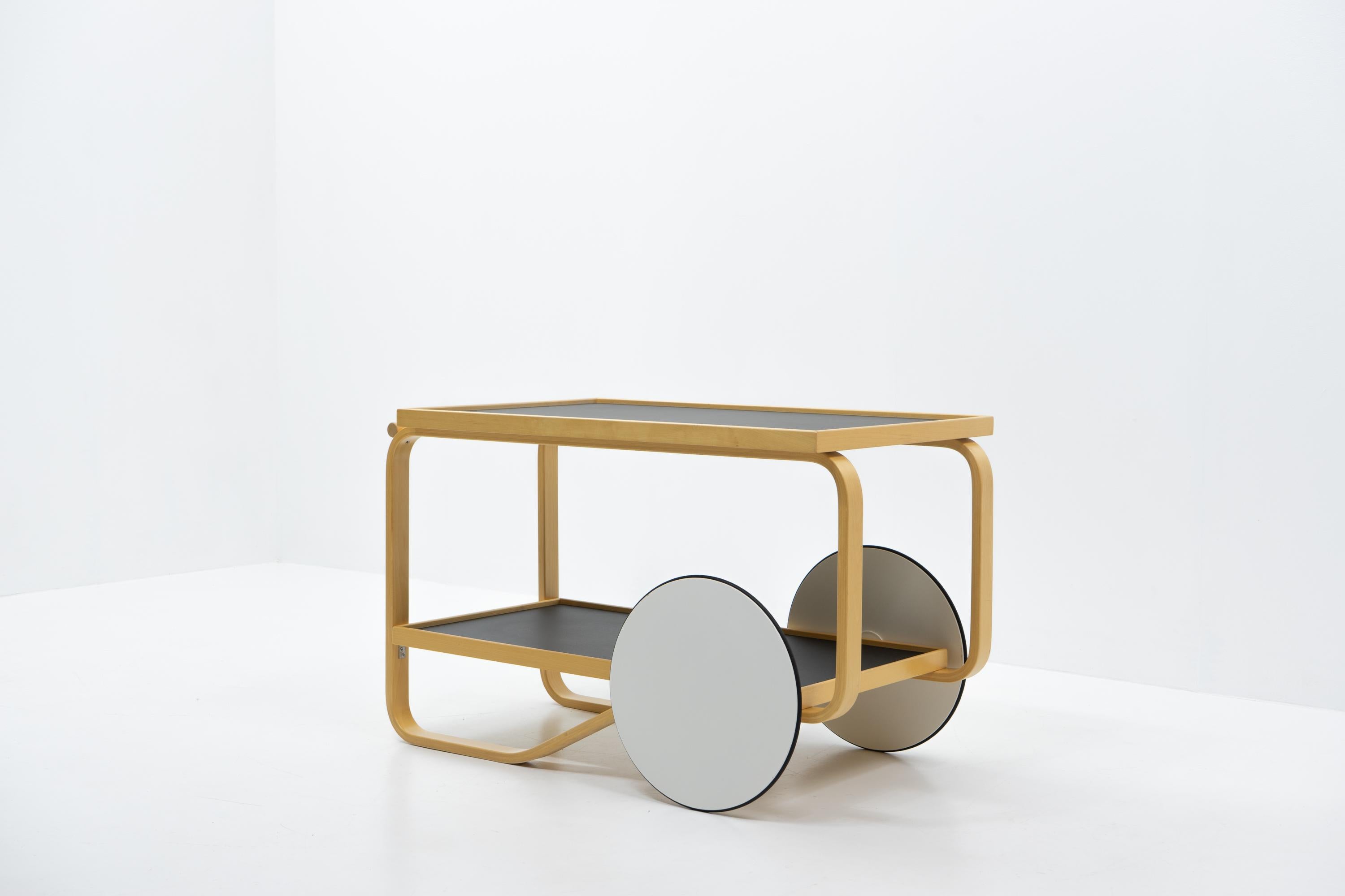 Design-Klassiker: Alvar Aalto Servierwagen 901, Artek Finnland (Finnisch) im Angebot