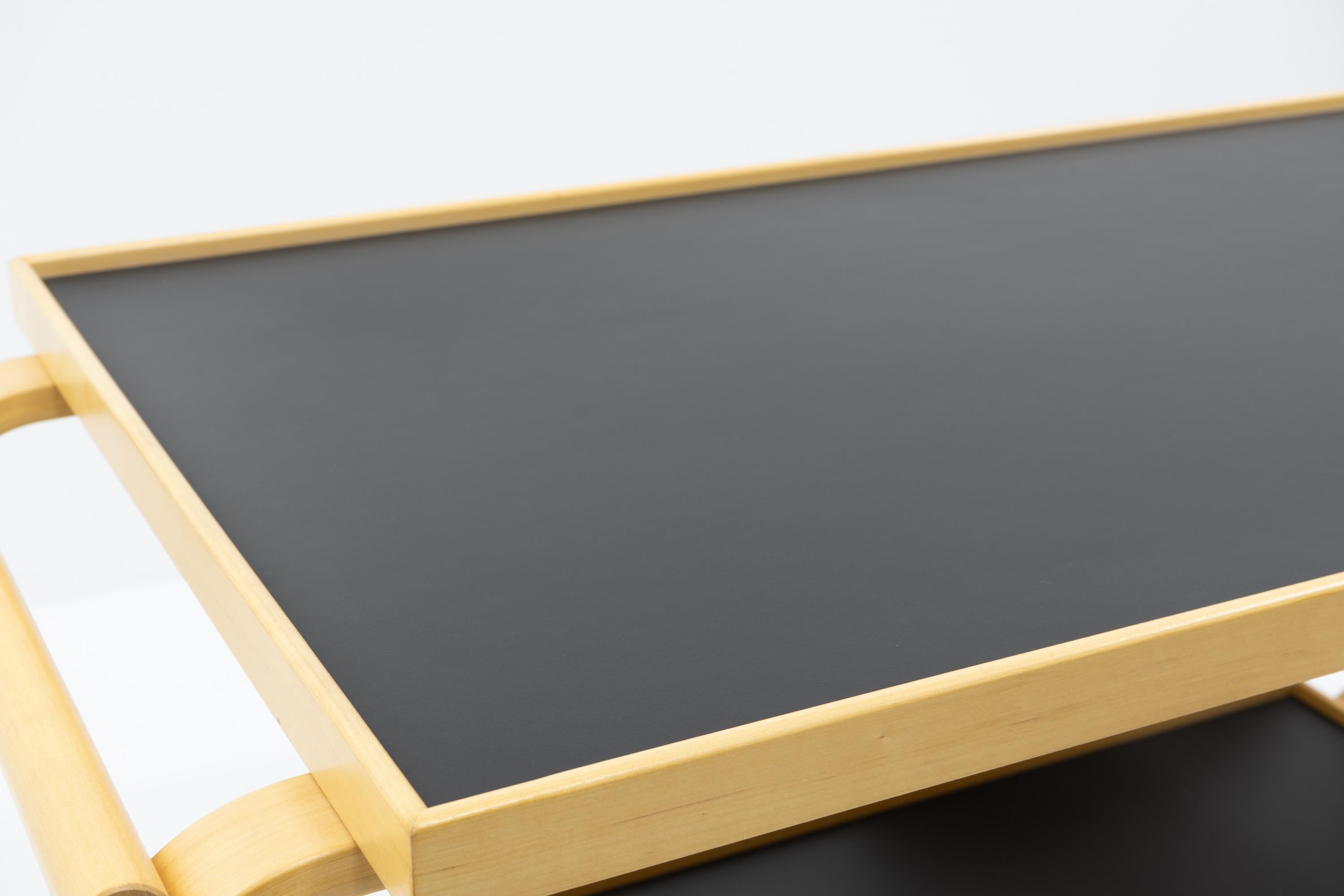 Design-Klassiker: Alvar Aalto Servierwagen 901, Artek Finnland im Zustand „Gut“ im Angebot in Renens, CH