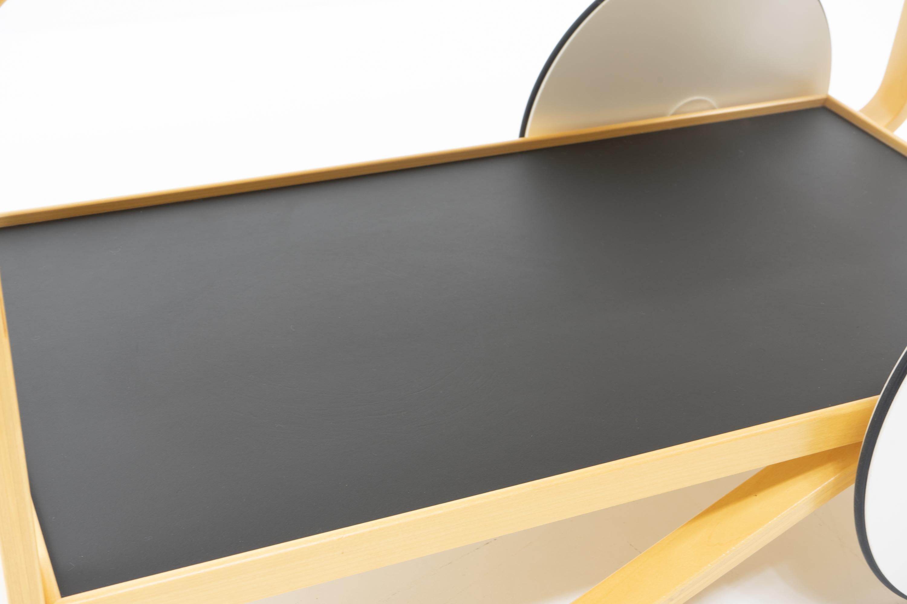 Design-Klassiker: Alvar Aalto Servierwagen 901, Artek Finnland (Gummi) im Angebot