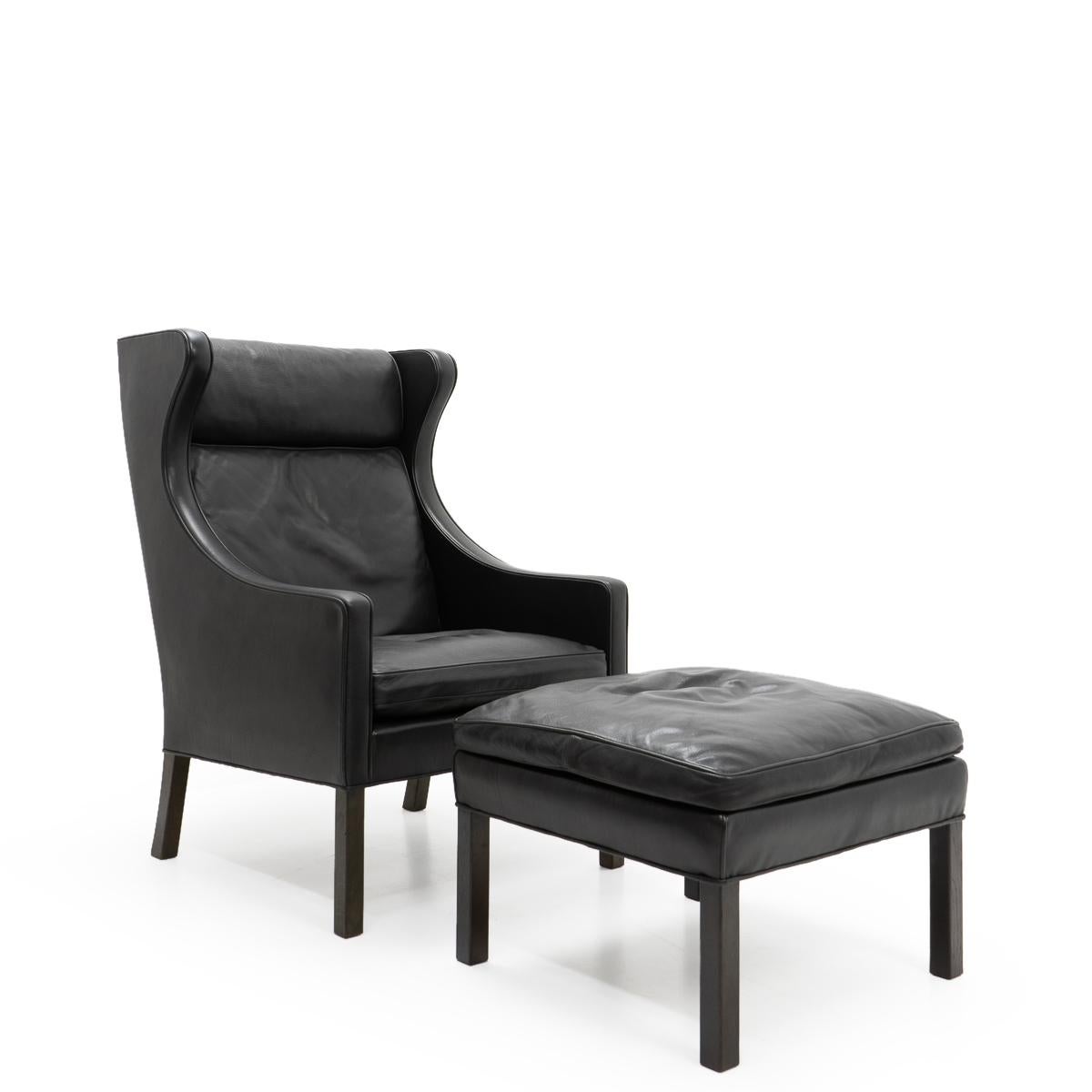Wingchair by Borge Mogensen (model 2204) with ottoman (model 2202) in black leather, designed for Fredericia during the 1960s.

Produced during the early 1970s.

The set remain in very good condition, with some small signs of wear. Very