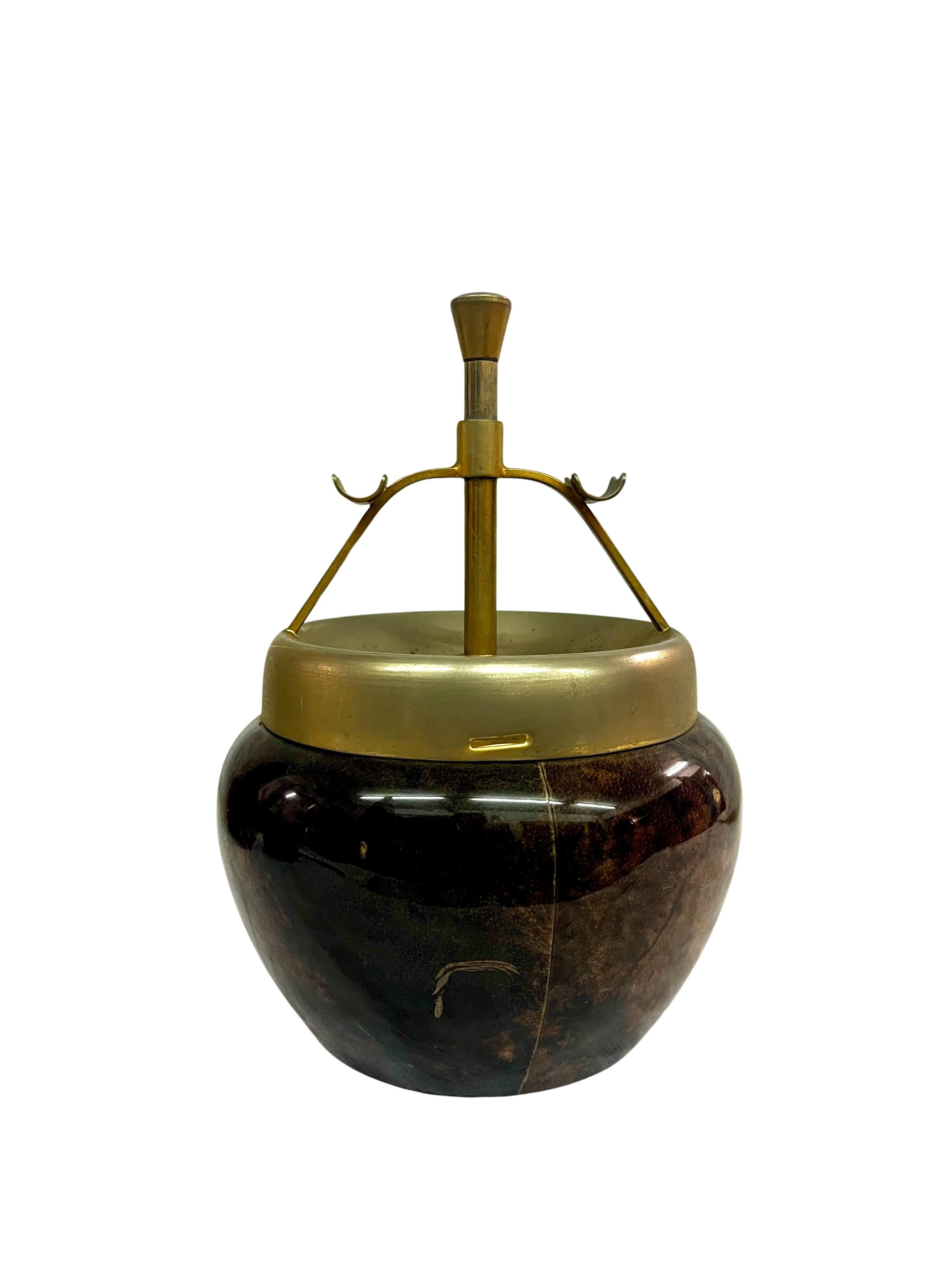 Si tratta di un classico del design: un posacenere dalla tipica forma e lavorazione artigianale di Aldo Tura, realizzato in Italia intorno al 1960.

La forma di base è bulbosa e rotonda, con un piano meccanico in ottone. La base è realizzata in