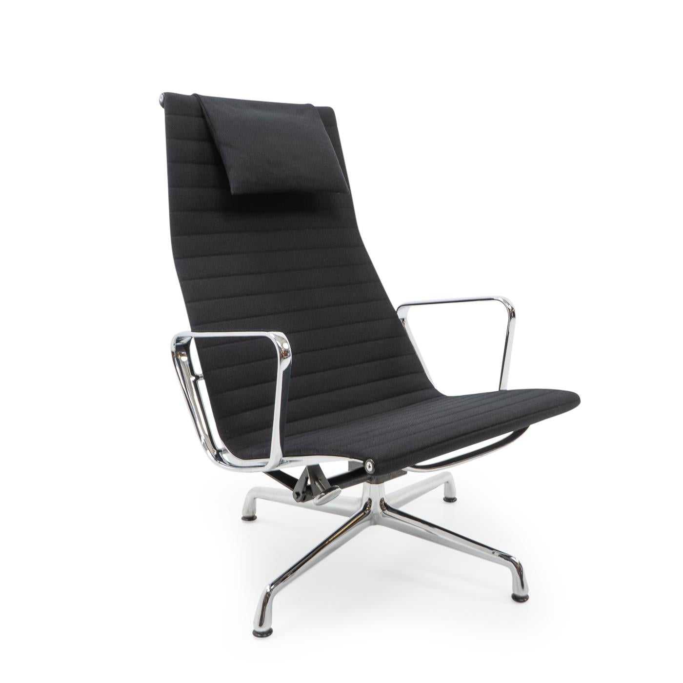 Die Stühle der Aluminum Group von Charles & Ray Eames gehören zu den wichtigsten Entwürfen des 20. Jahrhunderts. Ihr ursprüngliches Design aus den 1950er Jahren ist auch heute noch aktuell und verleiht Innenräumen auf der ganzen Welt einen Hauch von