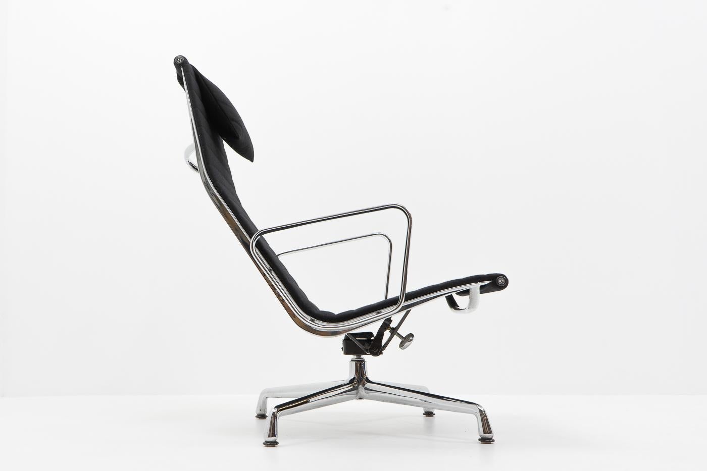 Mid-Century Modern Design Classic: Eames Alu Group EA124 Lounge Chair, Vitra, 1980s For Sale