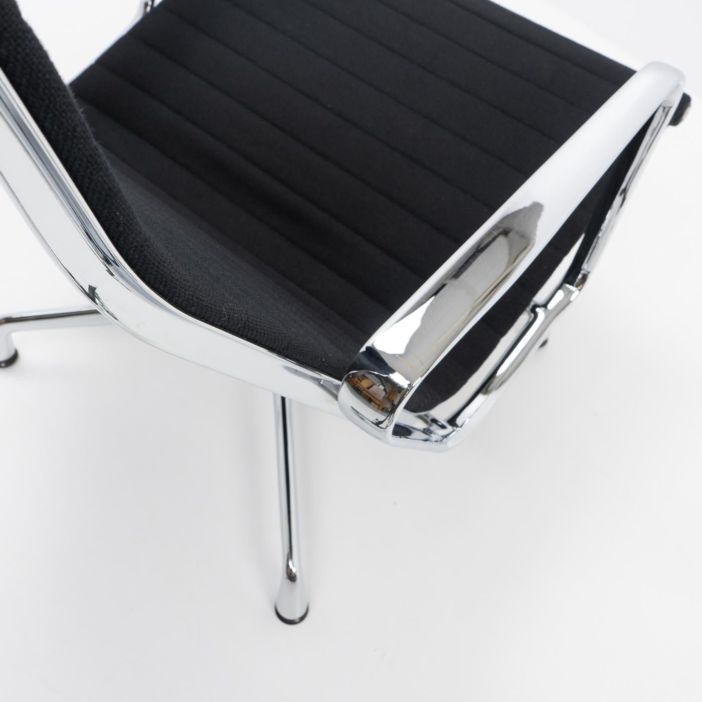 Design Classic: Eames Alu Group EA124 Lounge Chair, Vitra, 1980s For Sale 1