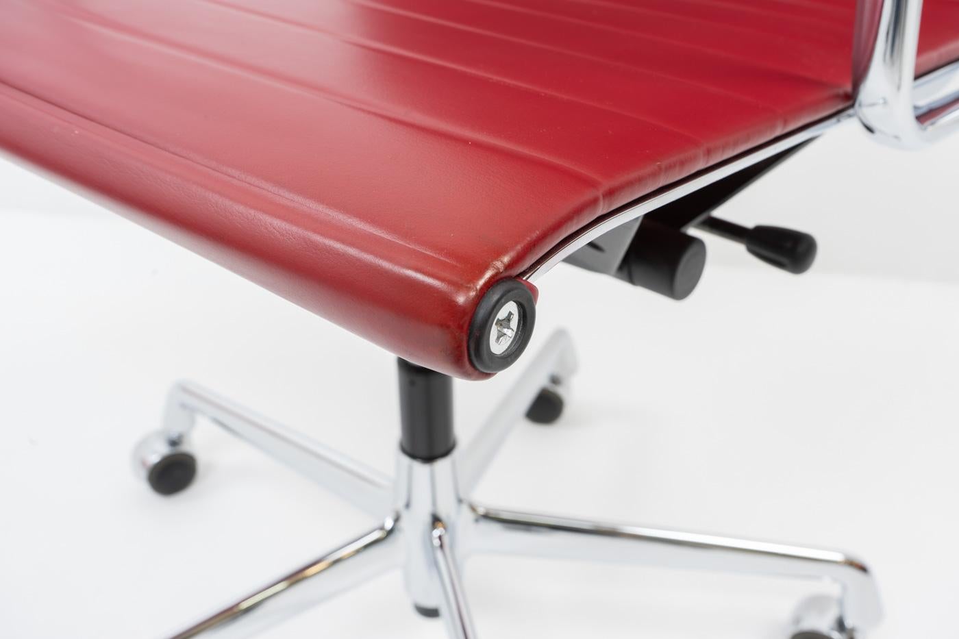 Sedia da ufficio Design Classic Eames Alu Group EA119 di Vitra, anni 2000 in vendita 4