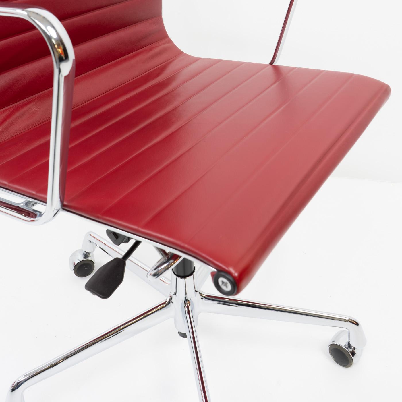 Sedia da ufficio Design Classic Eames Alu Group EA119 di Vitra, anni 2000 in vendita 5