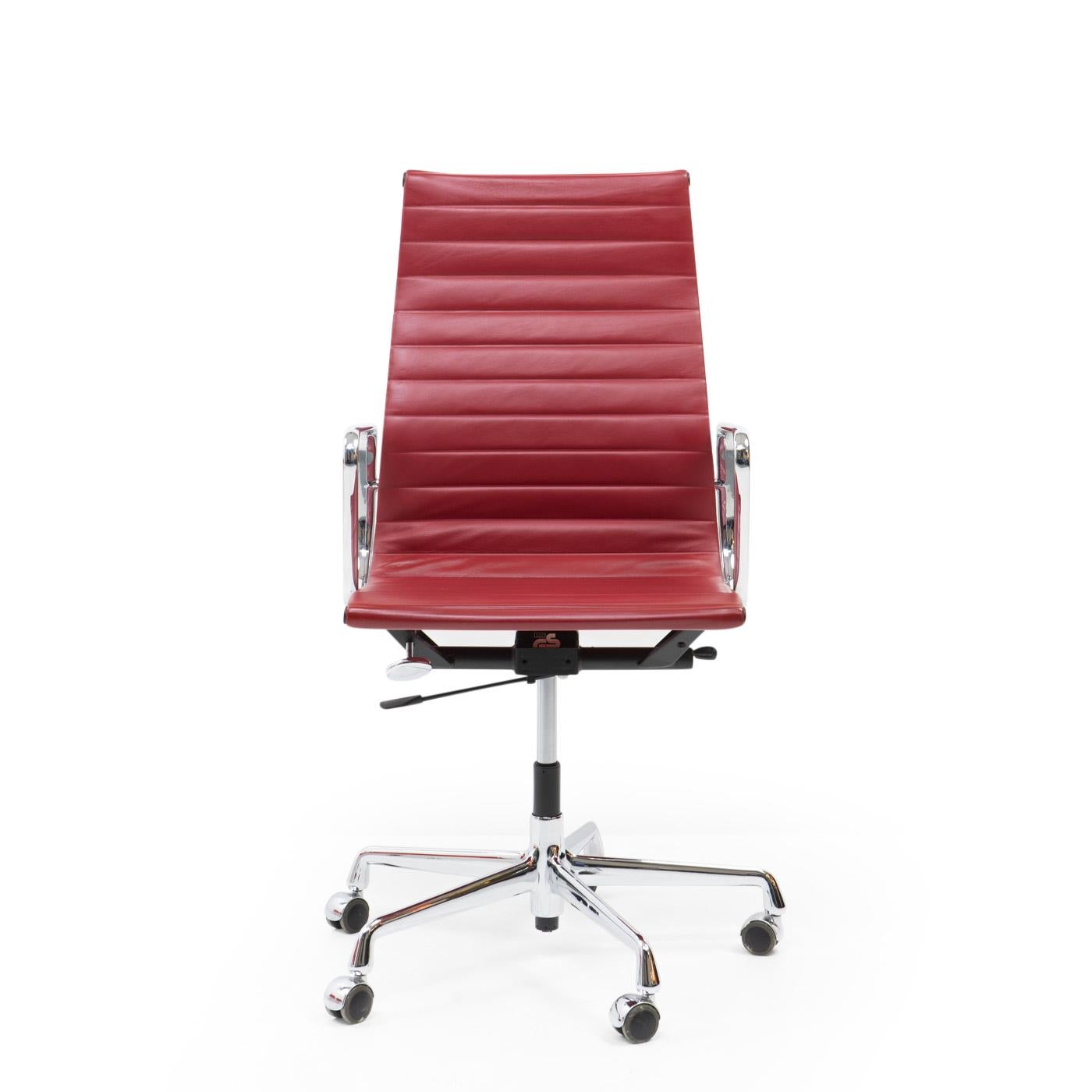 Le sedie Aluminium Group di Charles and Ray Eames sono uno dei design più importanti e riconoscibili del XX secolo:

In offerta abbiamo una sedia da ufficio con schienale alto EA119, in pelle rossa e struttura in alluminio cromato.  
 

Origine:
