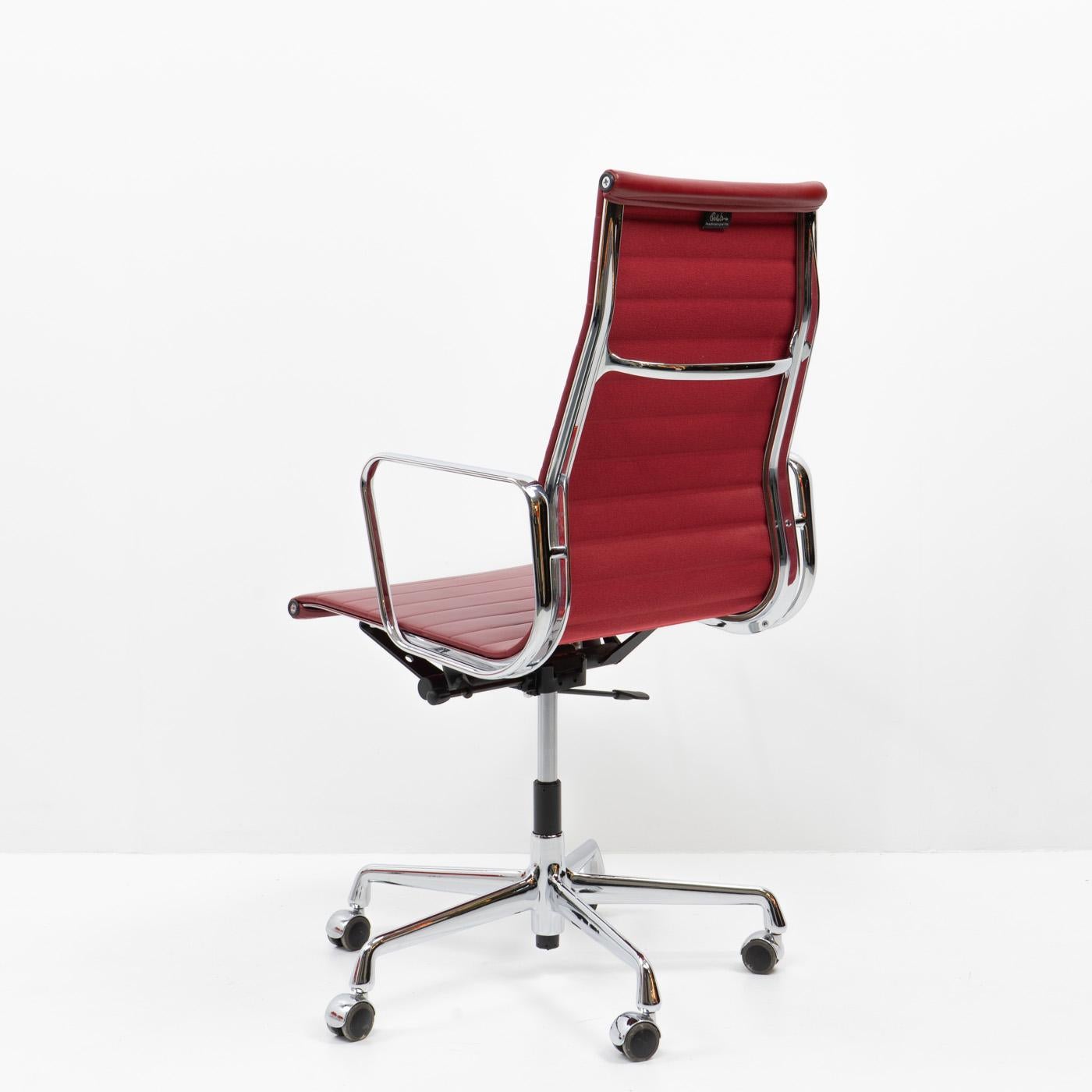 XXI secolo e contemporaneo Sedia da ufficio Design Classic Eames Alu Group EA119 di Vitra, anni 2000 in vendita