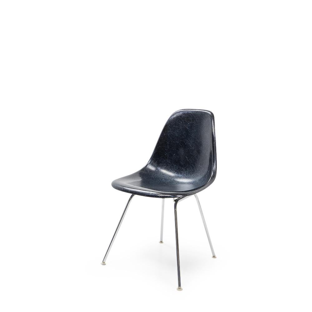Dark blue side chair with metal base (DSX). Designed by Charles & Ray Eames, and produced by Vitra/Herman Miller.
In very good condition considering their age, and some very light wear on the shell. There are no rips, stains or holes. The original