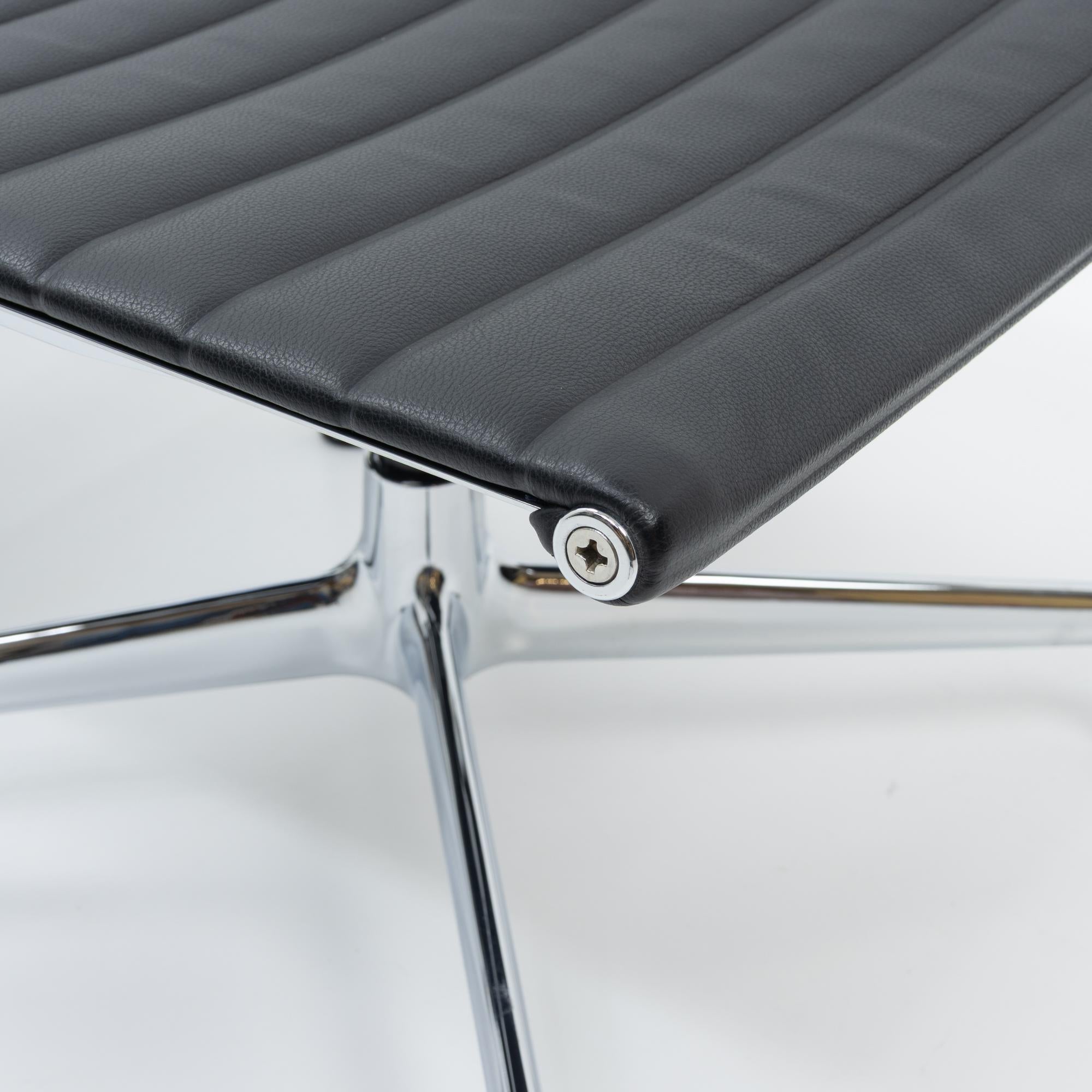 Design Classic Eames Vitra EA 124, EA 125 Alu Group Lounge Set, 2000s im Angebot 3