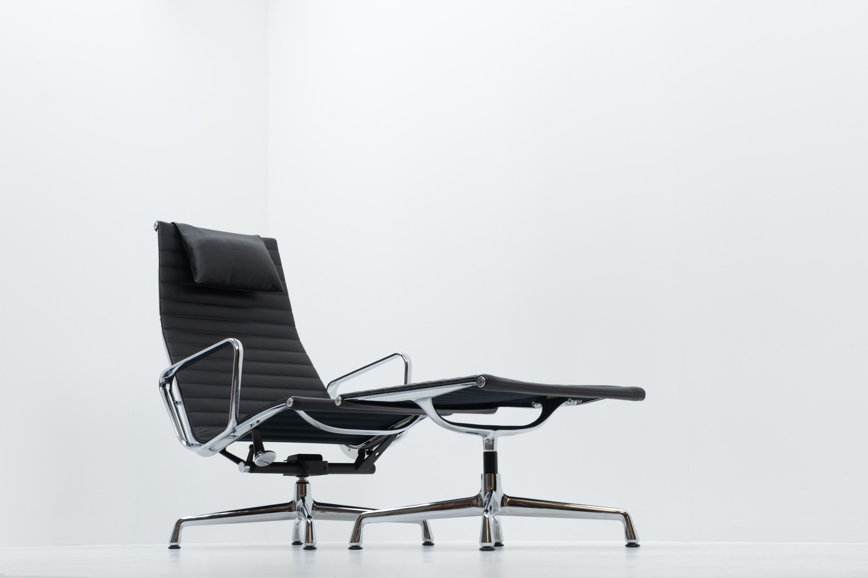 Design Classic Eames Vitra EA 124, EA 125 Alu Group Lounge Set, 2000s im Zustand „Gut“ im Angebot in Renens, CH