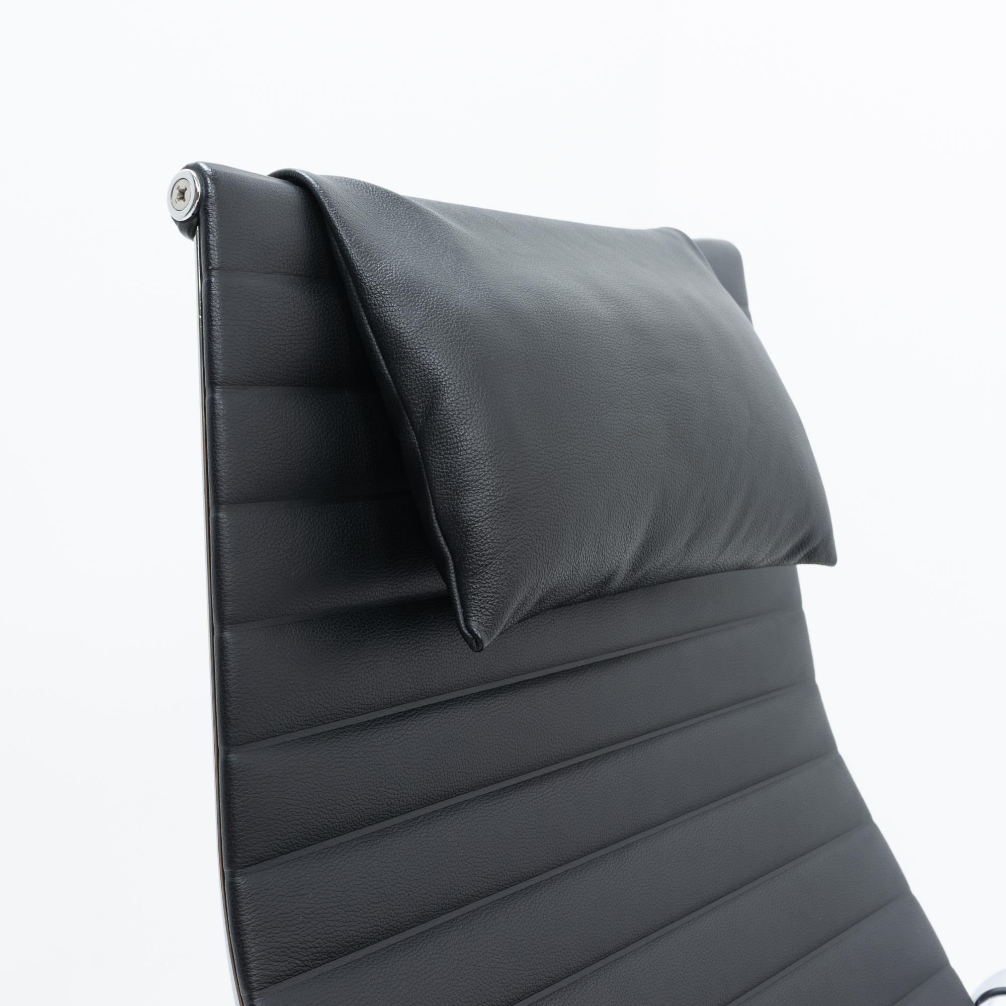 Design Classic Eames Vitra EA 124, EA 125 Alu Group Lounge Set, 2000s (20. Jahrhundert) im Angebot