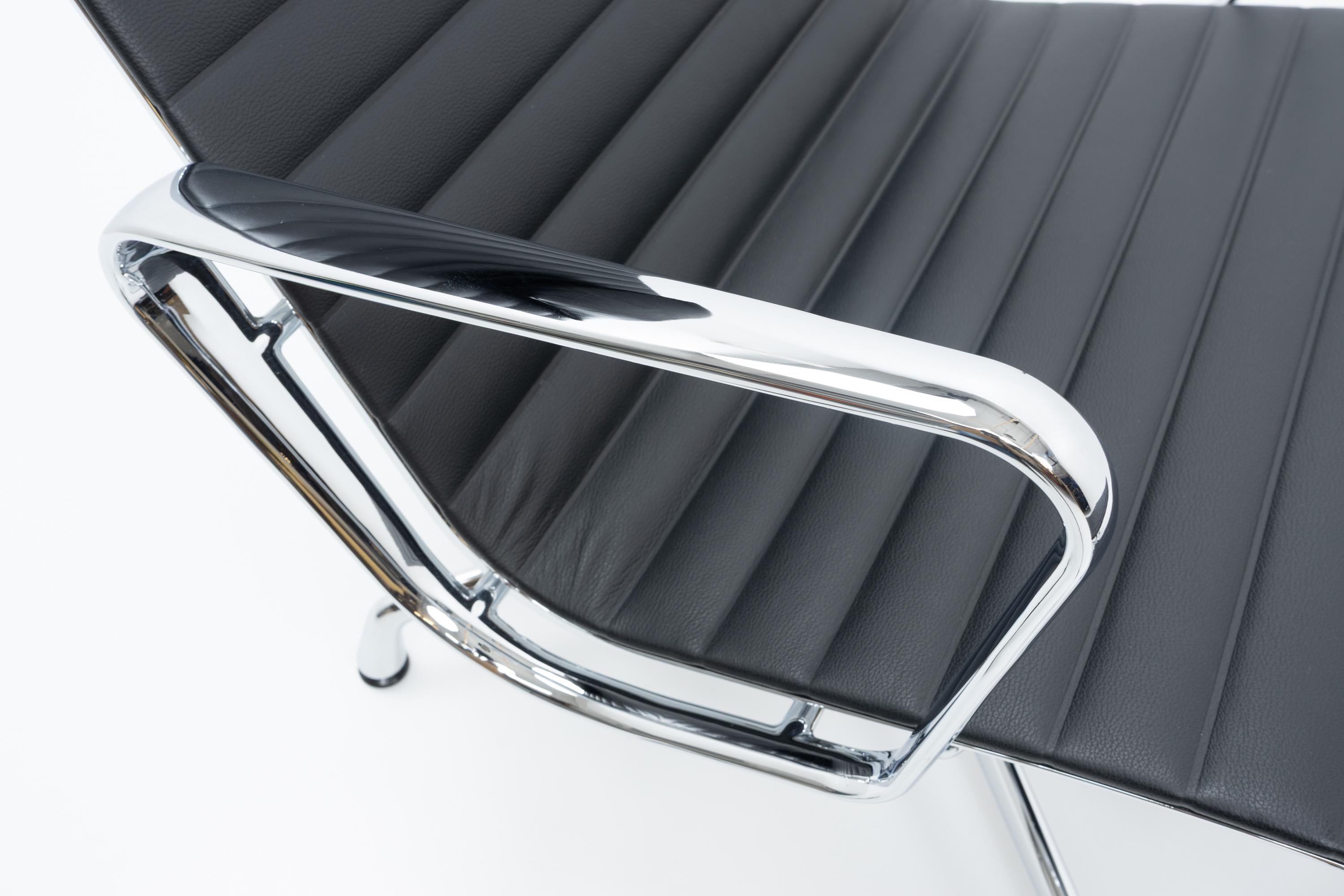 Design Classic Eames Vitra EA 124, EA 125 Alu Group Lounge Set, 2000s (Metall) im Angebot