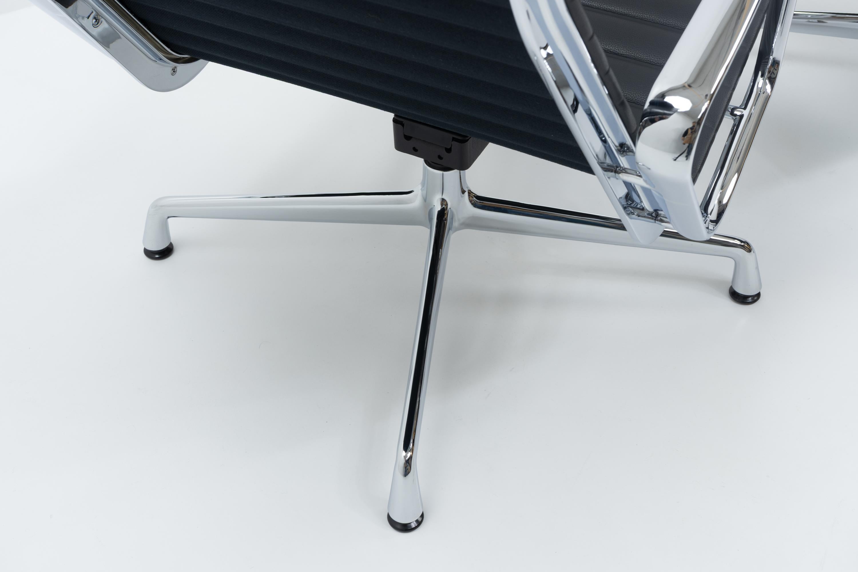 Design Classic Eames Vitra EA 124, EA 125 Alu Group Lounge Set, 2000s im Angebot 1