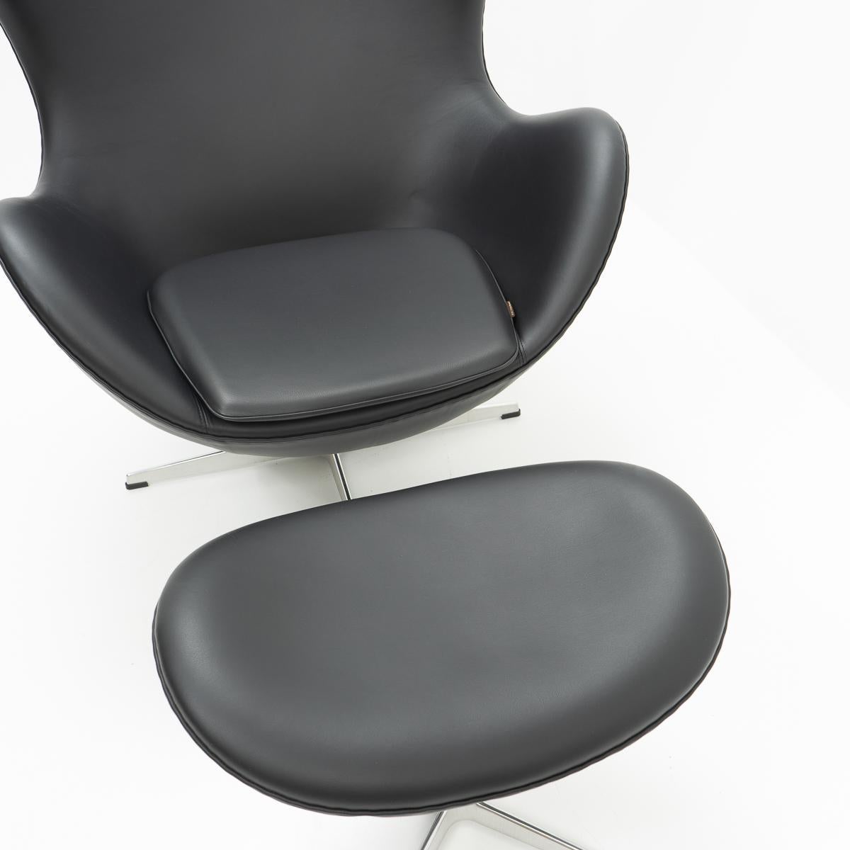 Metal Design Classic: Egg Chair and Ottoman by Arne Jacobsen for Fritz Hansen, 2000s For Sale