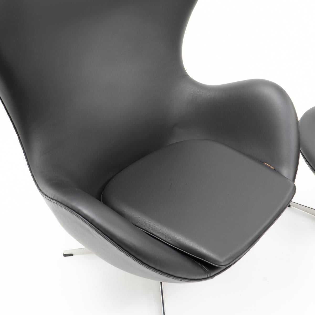 Design Classic: Egg Chair and Ottoman by Arne Jacobsen for Fritz Hansen, 2000s For Sale 1