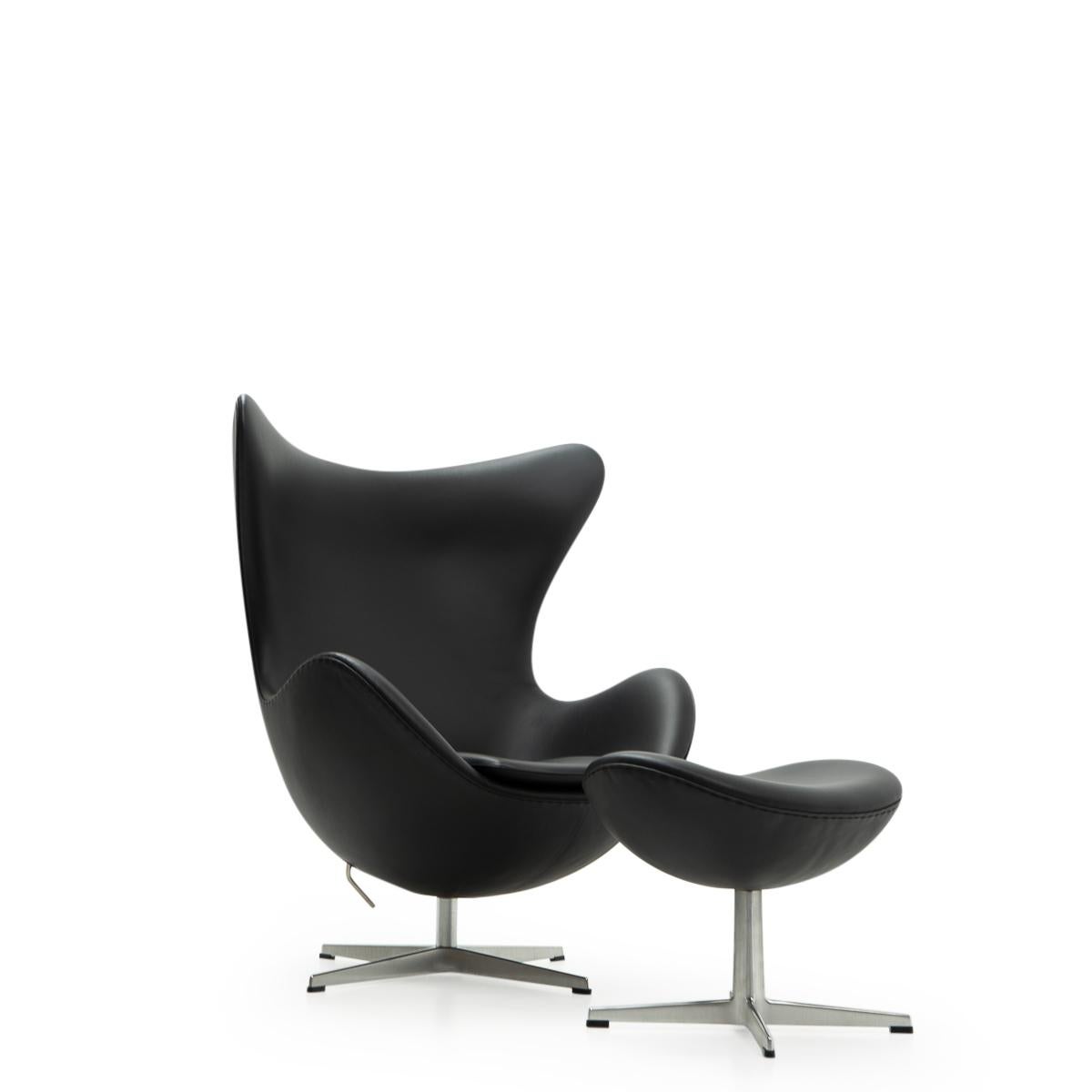 Sedia e pouf Egg in pelle nera di Arne Jacobsen per Fritz Hansen prodotta nel 2016.

La sedia Egg di Arne Jacobsen non ha certo bisogno di presentazioni, visto che è uno dei pezzi più riconoscibili e ricercati del design classico della metà del XX