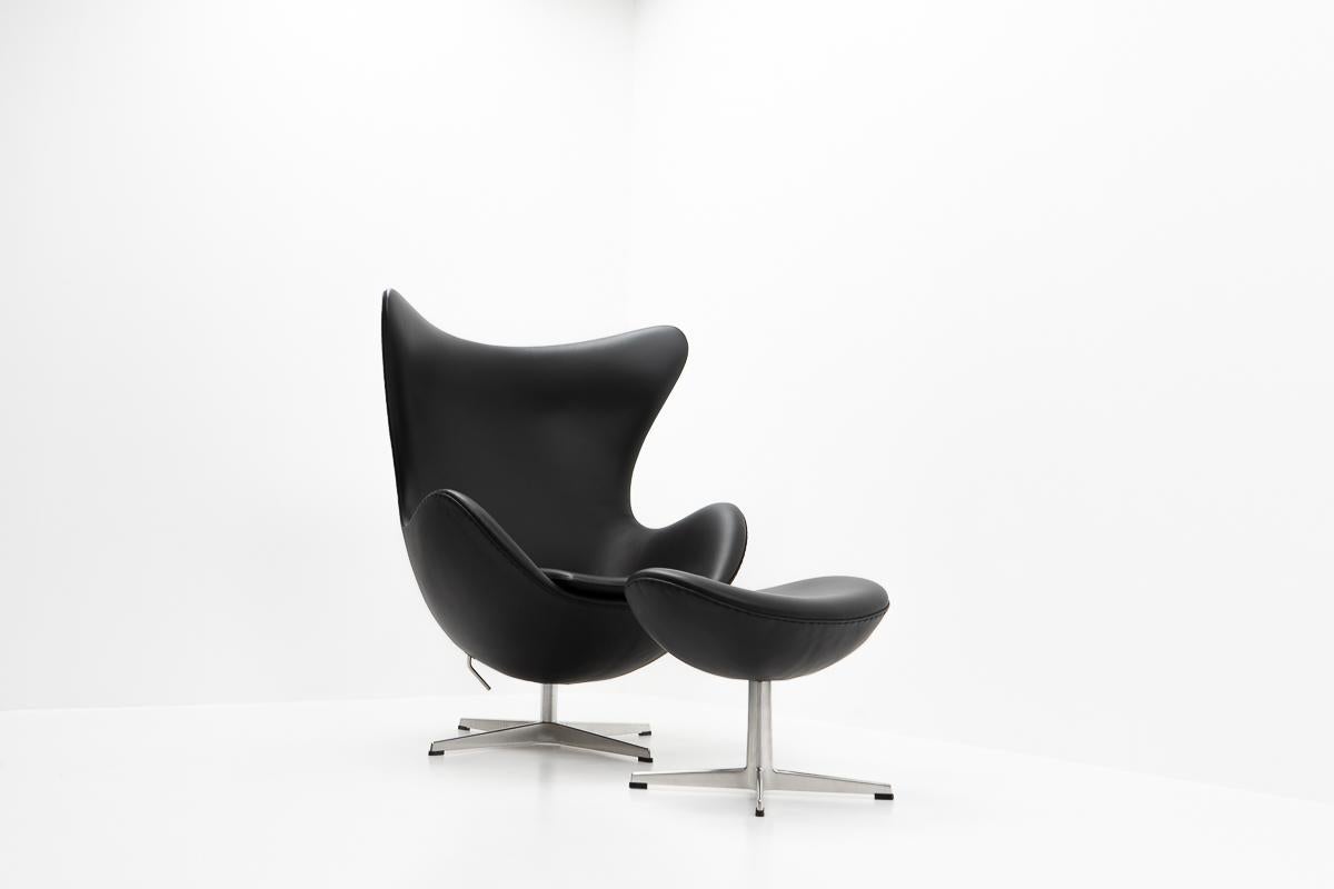 Mid-Century Modern Classic Design: Egg Chair and Ottoman d'Arne Jacobsen pour Fritz Hansen, années 2000 en vente