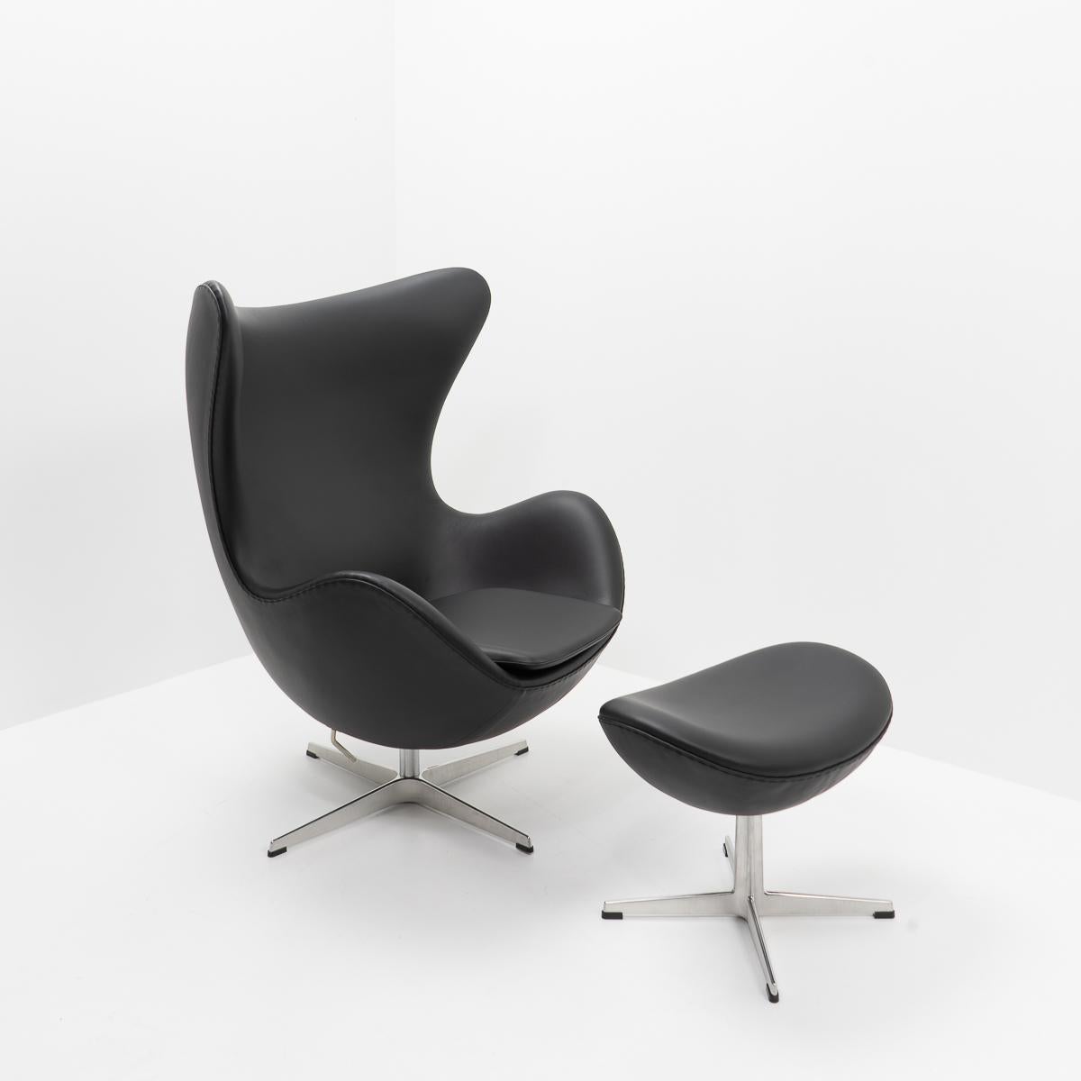 Danese Un classico del design: Sedia e ottomana Egg di Arne Jacobsen per Fritz Hansen, anni 2000 in vendita