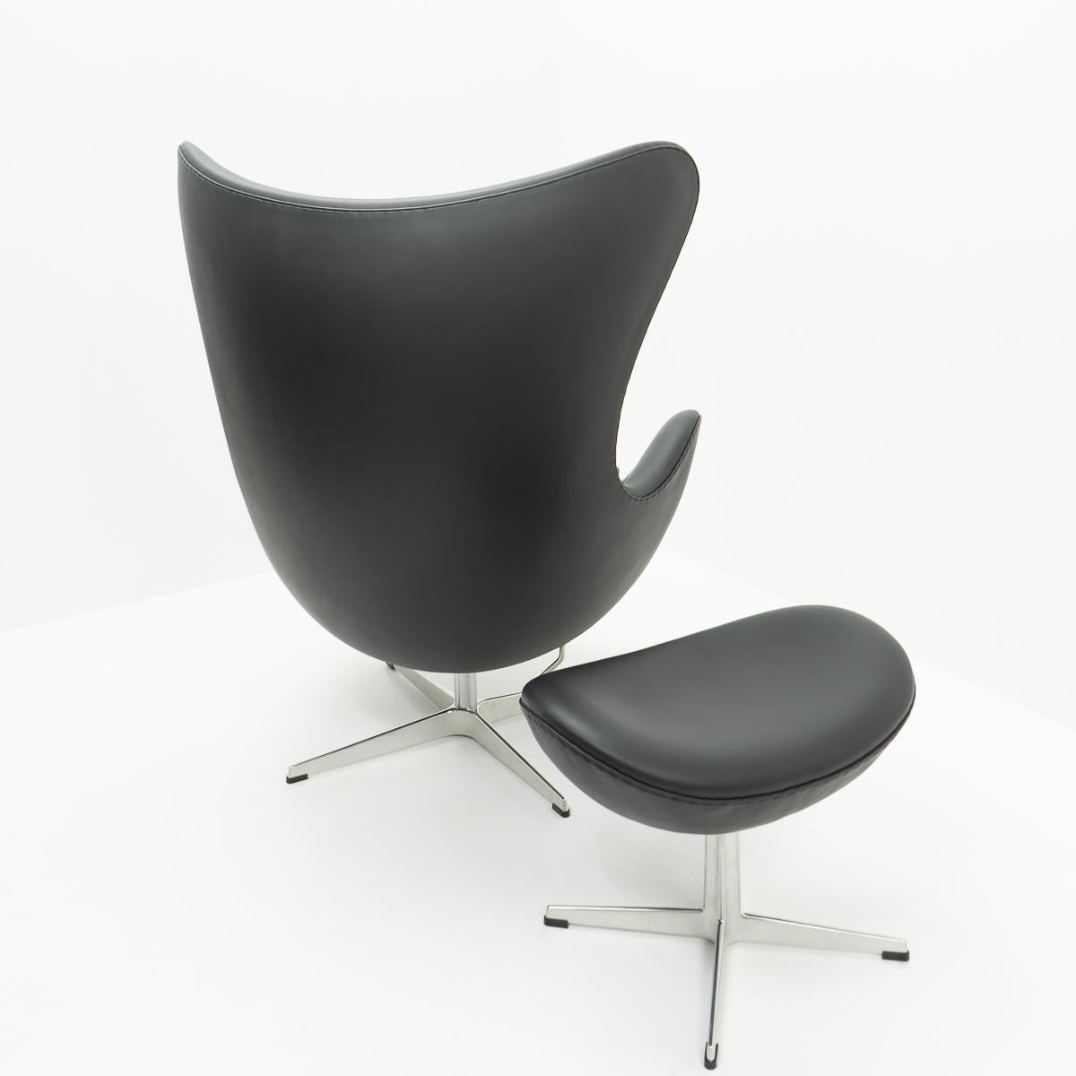 Mid-Century Modern Design Classic: Egg Chair and Ottoman by Arne Jacobsen for Fritz Hansen, 2000s For Sale