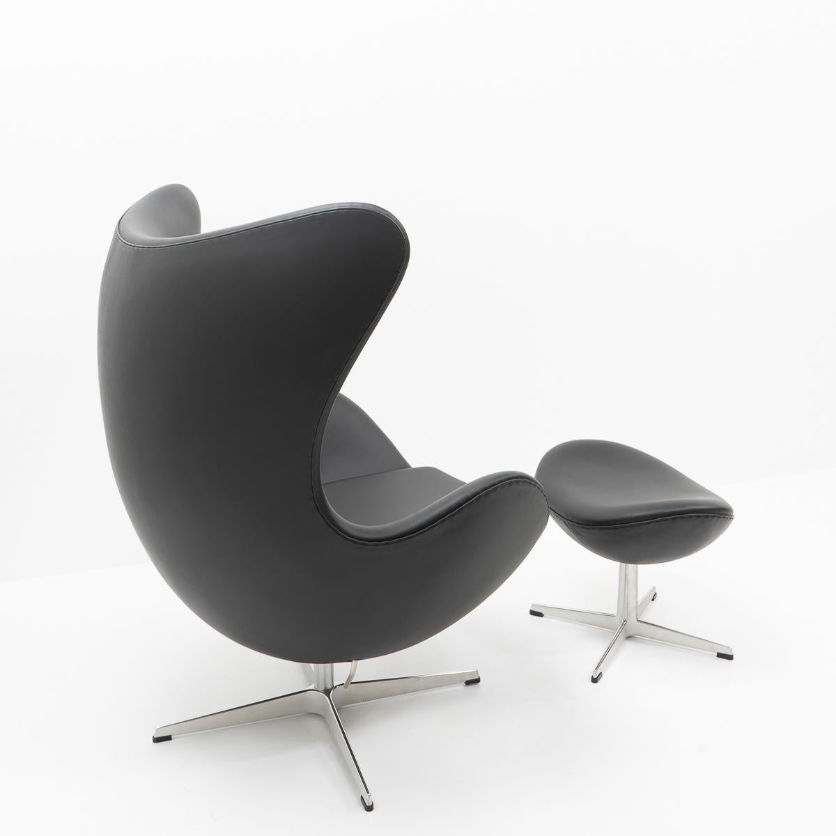 Danish Design Classic: Egg Chair and Ottoman by Arne Jacobsen for Fritz Hansen, 2000s For Sale