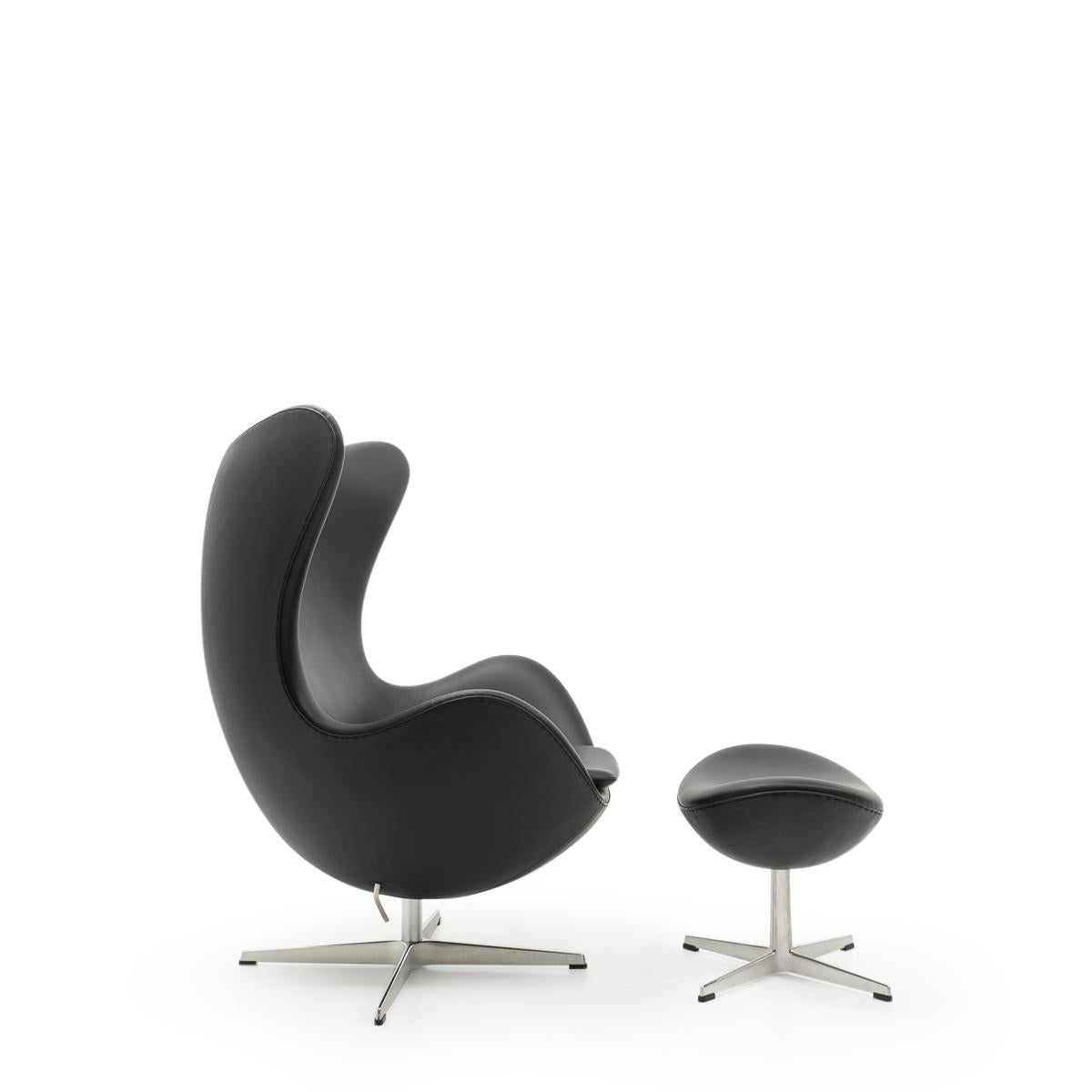 Design Classic: Egg Chair and Ottoman by Arne Jacobsen for Fritz Hansen, 2000s In Good Condition For Sale In Renens, CH