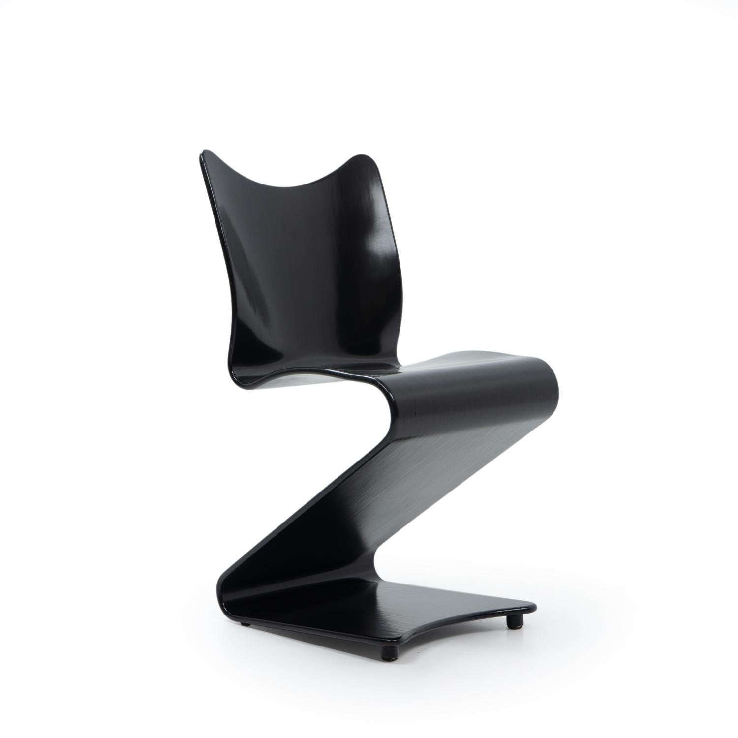 Sedia Model 275 S, disegnata da Verner Panton per Thonet nel 1965. 

A differenza dei suoi più noti modelli in plastica e metallo, questo primo modello è realizzato interamente in legno modellato, mostrando l'esplorazione di Panton di forme