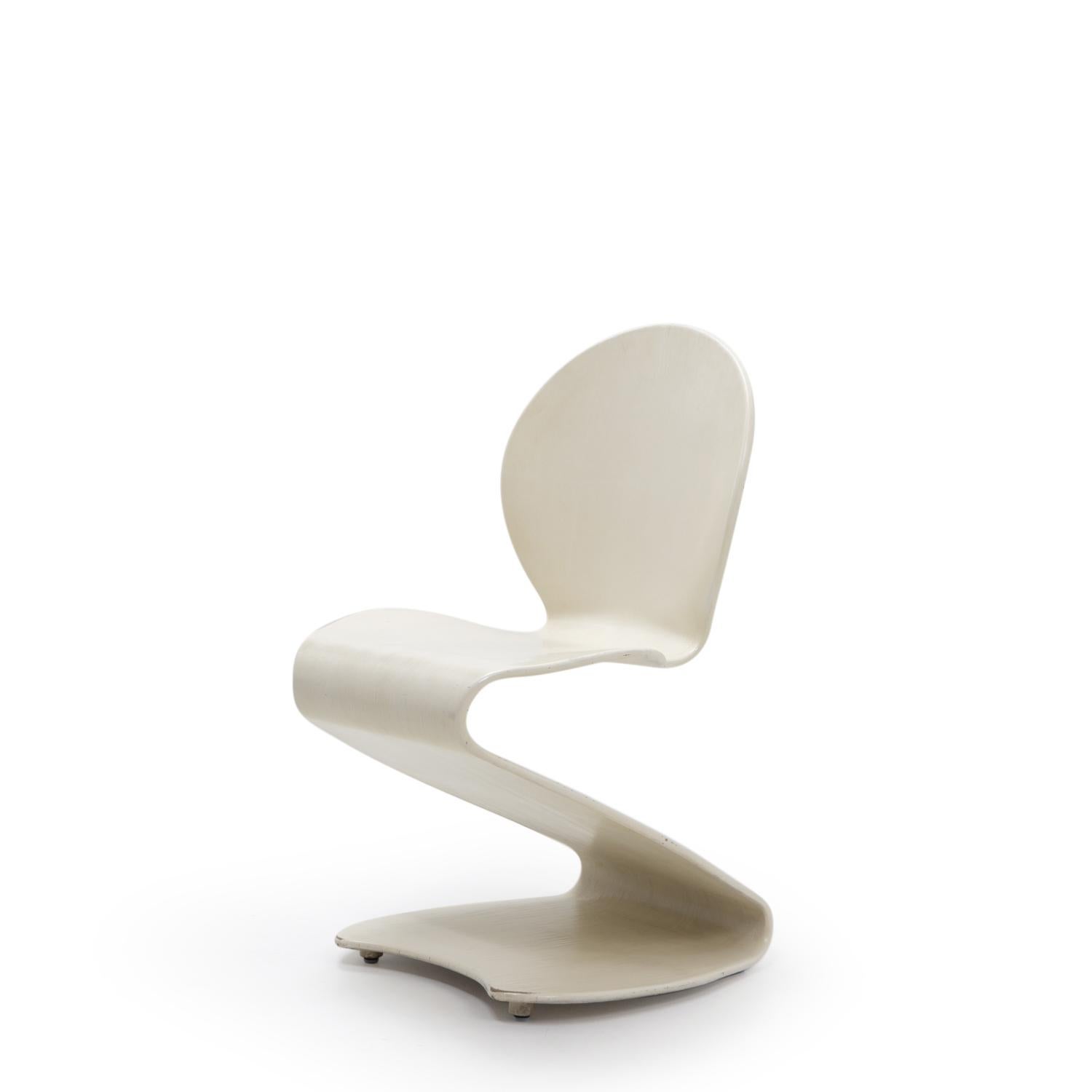 Sedia Model 276 S, disegnata da Verner Panton per Thonet nel 1965. 

A differenza dei suoi più noti modelli in plastica e metallo, questo primo modello è realizzato interamente in legno modellato, mostrando l'esplorazione di Panton di forme