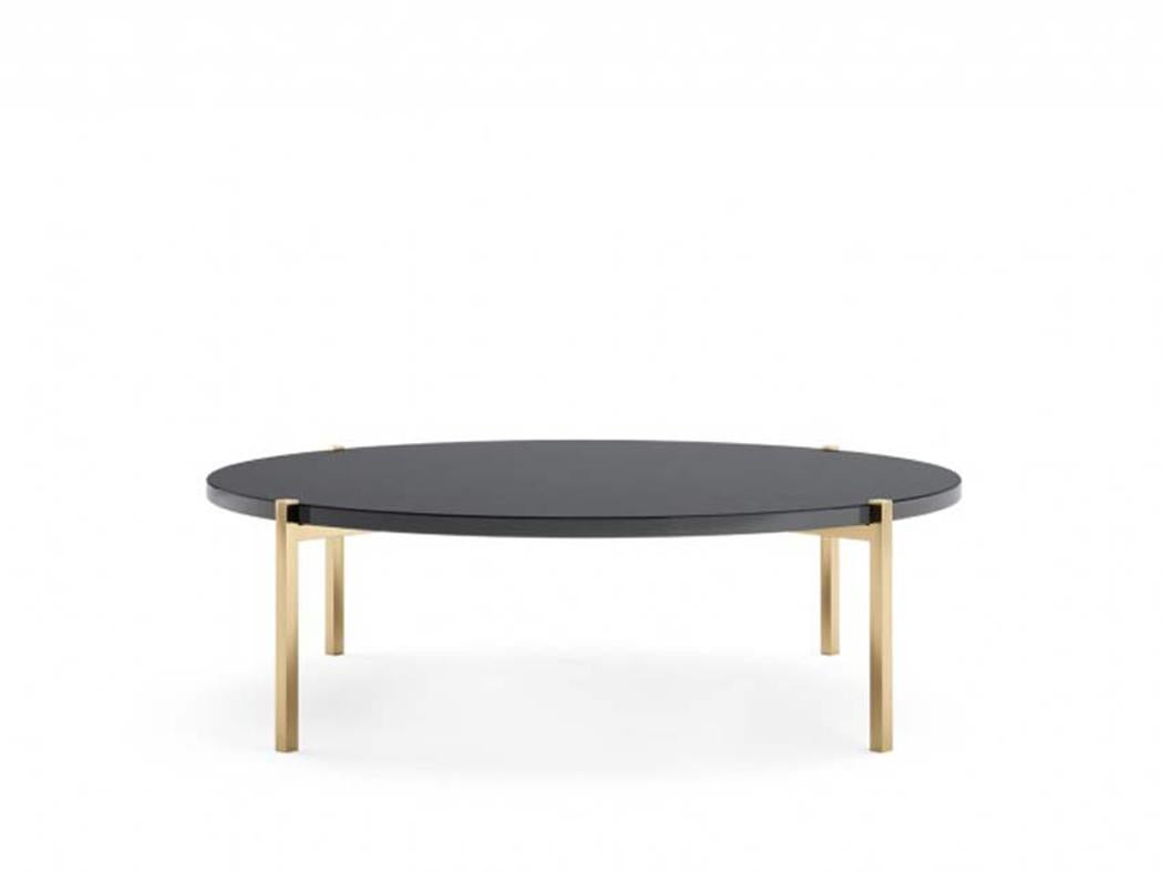 Français Table basse design:: plateau en granit laqué pieds en acier inoxydable dorés en vente