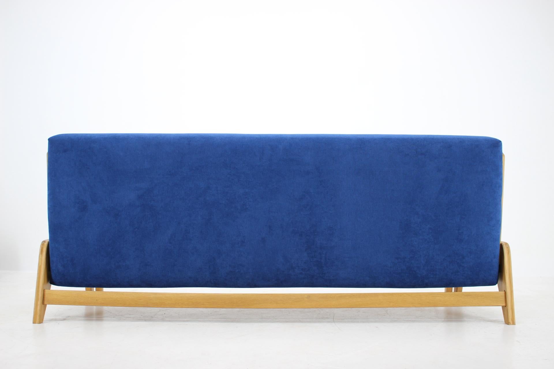 Design Convertible 3-Seat Sofa, Czechoslovakia In Good Condition In Praha, CZ