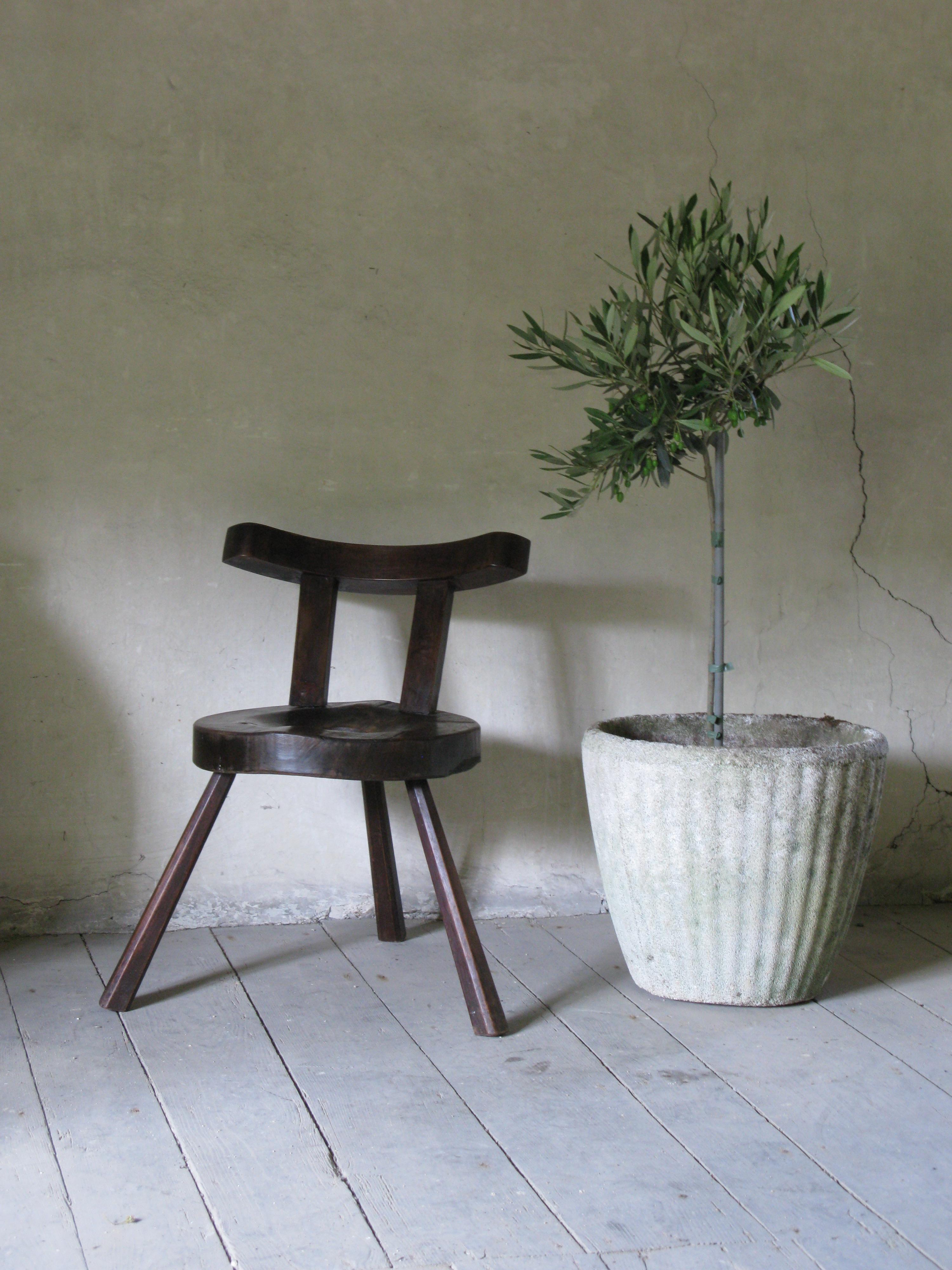 An antique piece with an elegant design 
country piece, origin England.

Lovely piece to make your vacant space look gorgeous

Sits very comfortable.

   