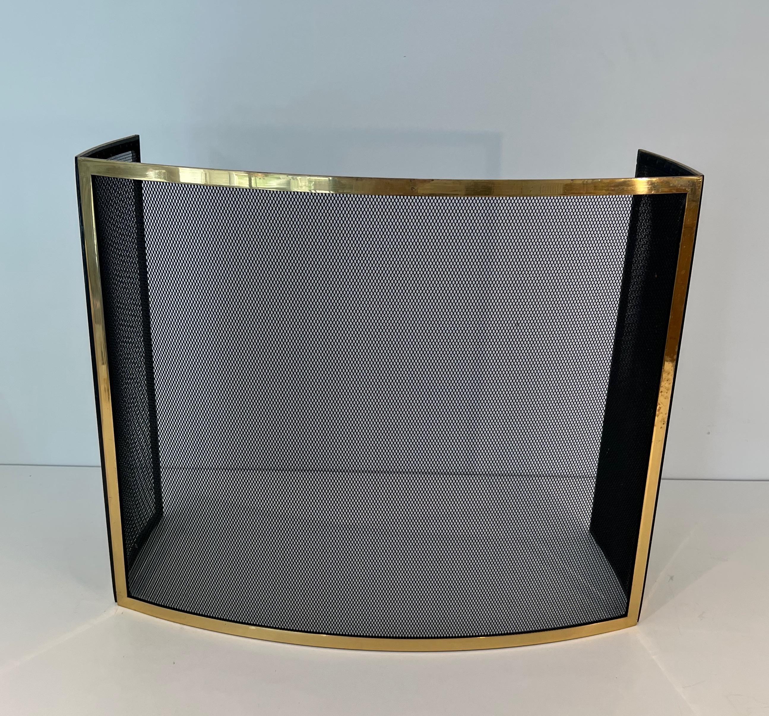 Design Curved Brass Fireplace Screen. French Work. Circa 1970 In Good Condition For Sale In Marcq-en-Barœul, Hauts-de-France