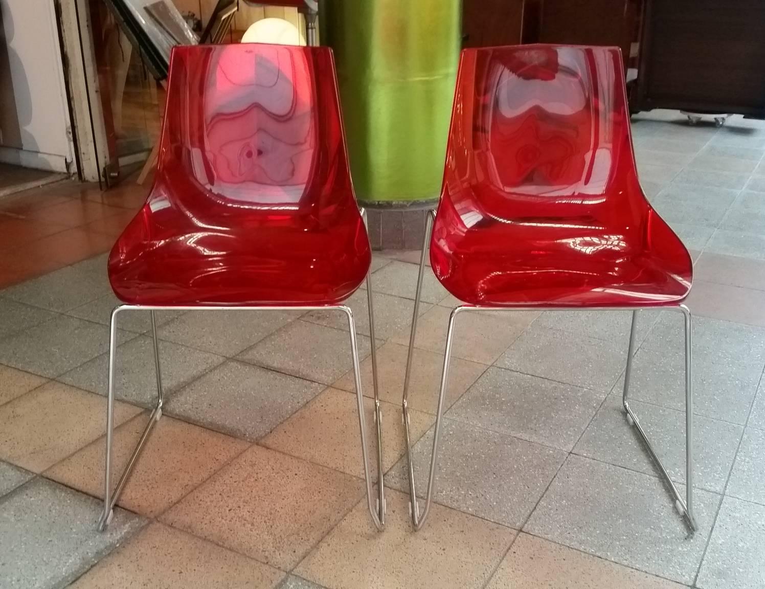 Belle paire de chaise rouge
signée Dal Segno Furnishing Design
Nouveau stock - 2015
Réglage plexiglas et pied métallique
Dimensions : 46 x 45 x 82 cm
Dans un état parfait
      