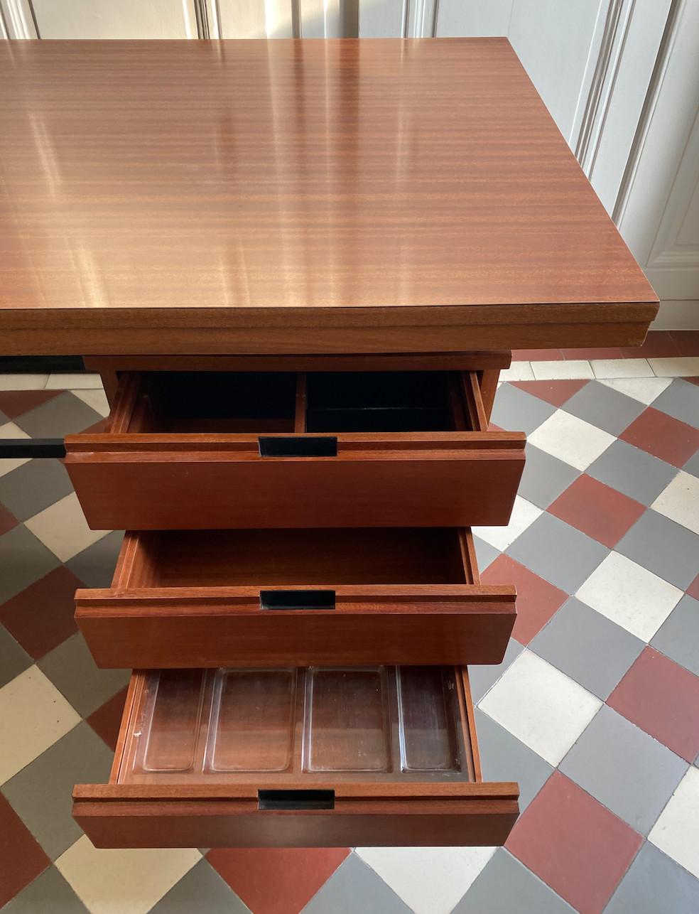 Schreibtisch von Pierre Guariche, herausgegeben von Maison Minvielle, um 60 im Angebot 9