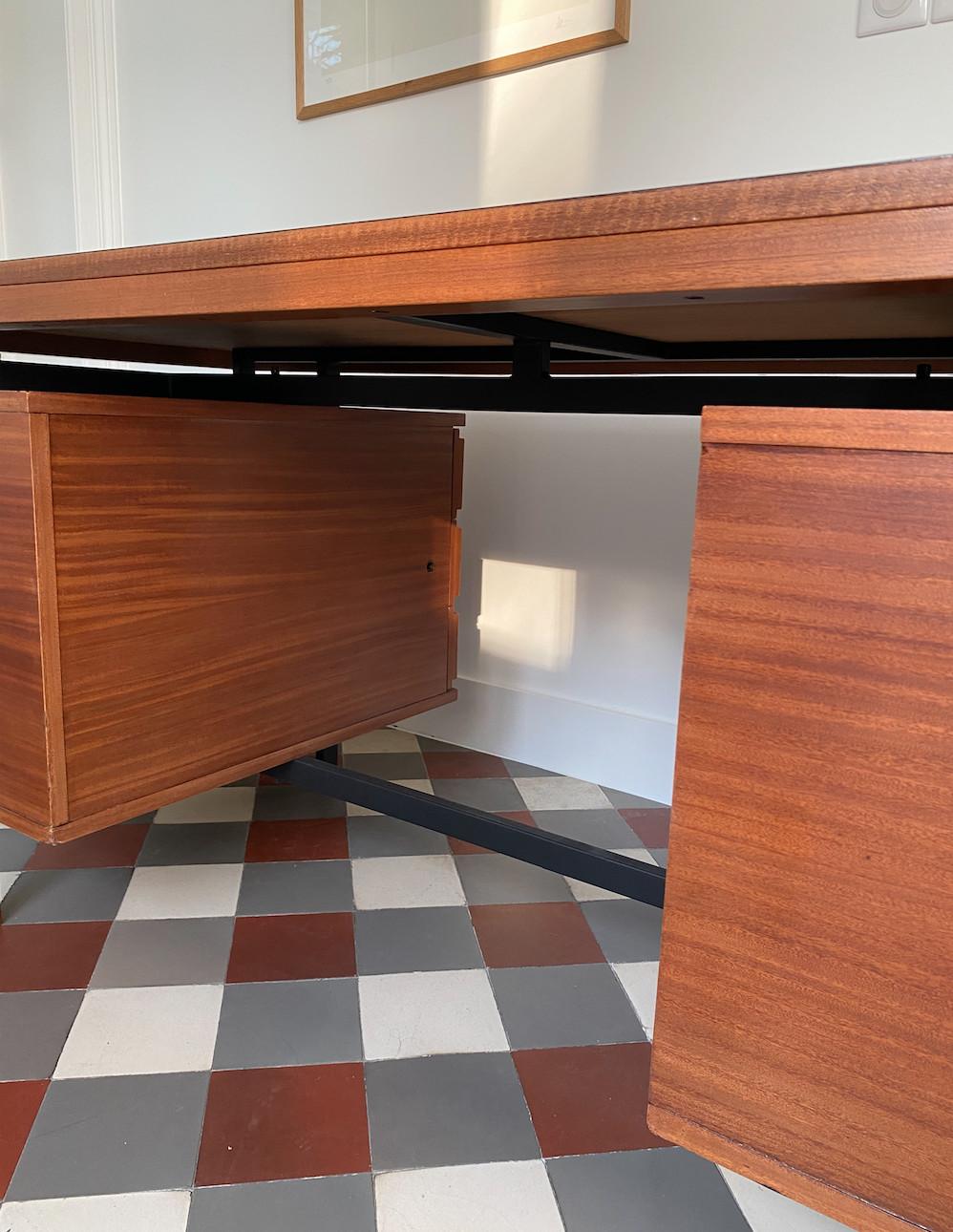 Schreibtisch von Pierre Guariche, herausgegeben von Maison Minvielle, um 60 im Zustand „Gut“ im Angebot in Renens, CH