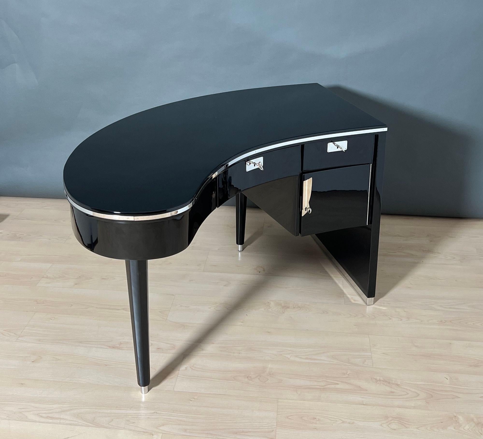 Extraordinary curved (kidney-shaped) designer desk from the 1950/60s.
Asymmetrical shape similar to that of a grand piano. Walnut, high-gloss black finish with piano lacquer. Octagonal tapered feet with metal tips. Circumferential metal trim around