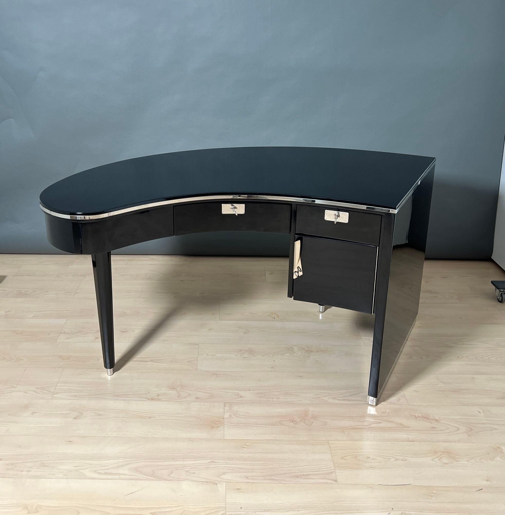 Design-Schreibtisch, geschwungene Platte, Klavierlack, Chrom, Frankreich, 1950er Jahre (Art déco) im Angebot