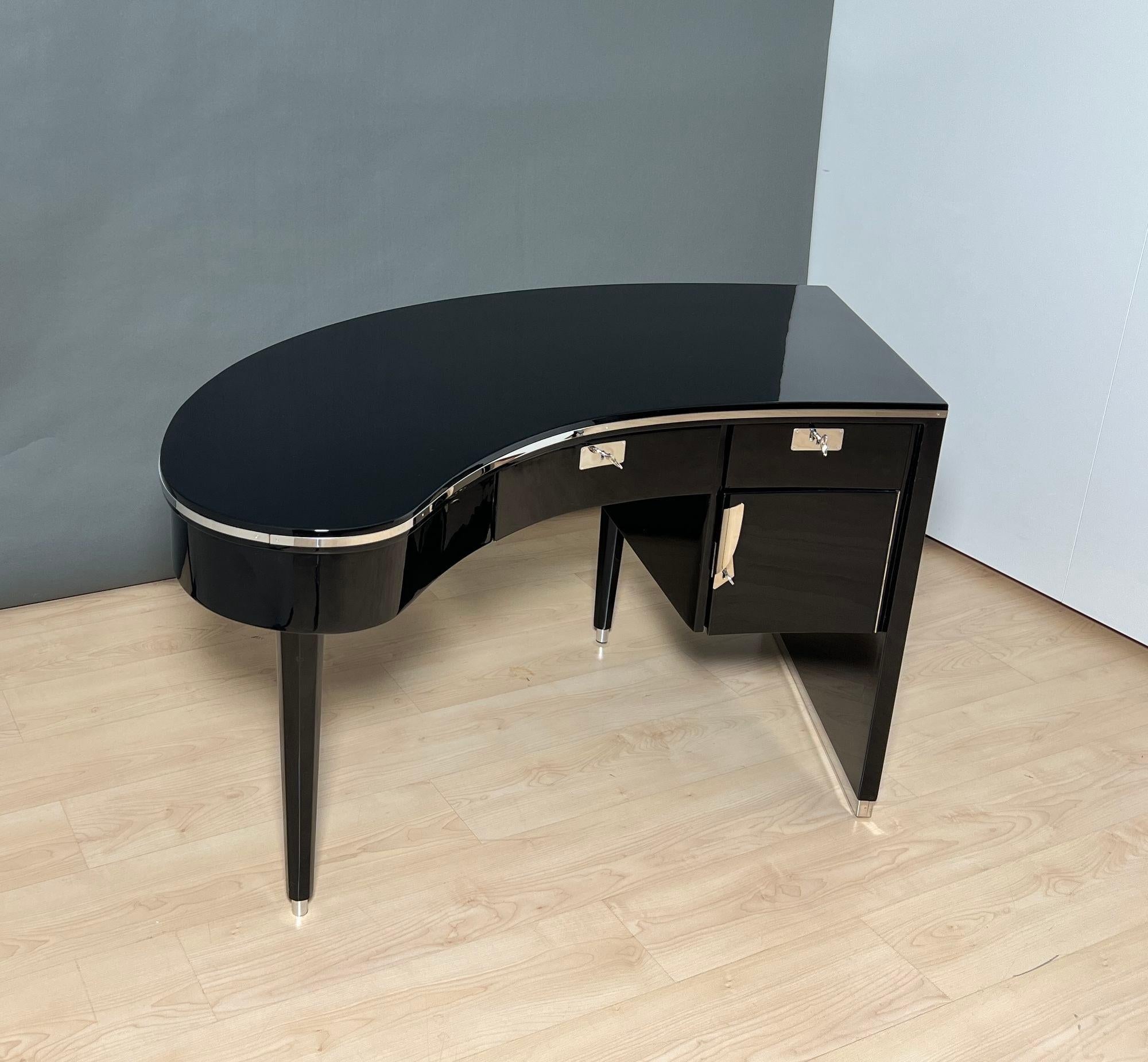 Design-Schreibtisch, geschwungene Platte, Klavierlack, Chrom, Frankreich, 1950er Jahre (Französisch) im Angebot