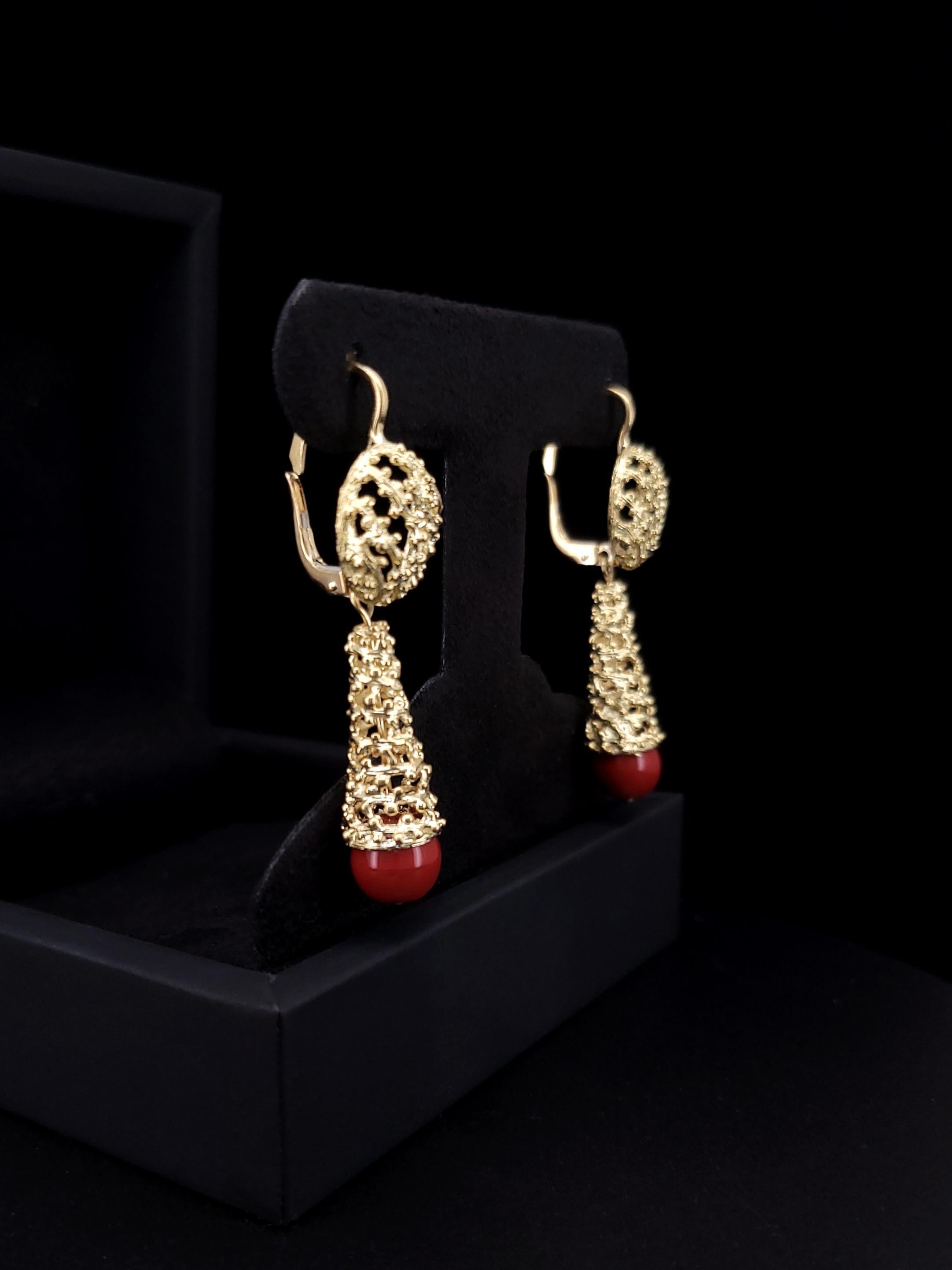 Stylistic, design jewelry in yellow gold.

-Material: 18k yellow gold
-Stones: Red 8.5mm
-Closure: Lever back
-Measurements: 47 x 11mm
-Weight: 11.4 grams