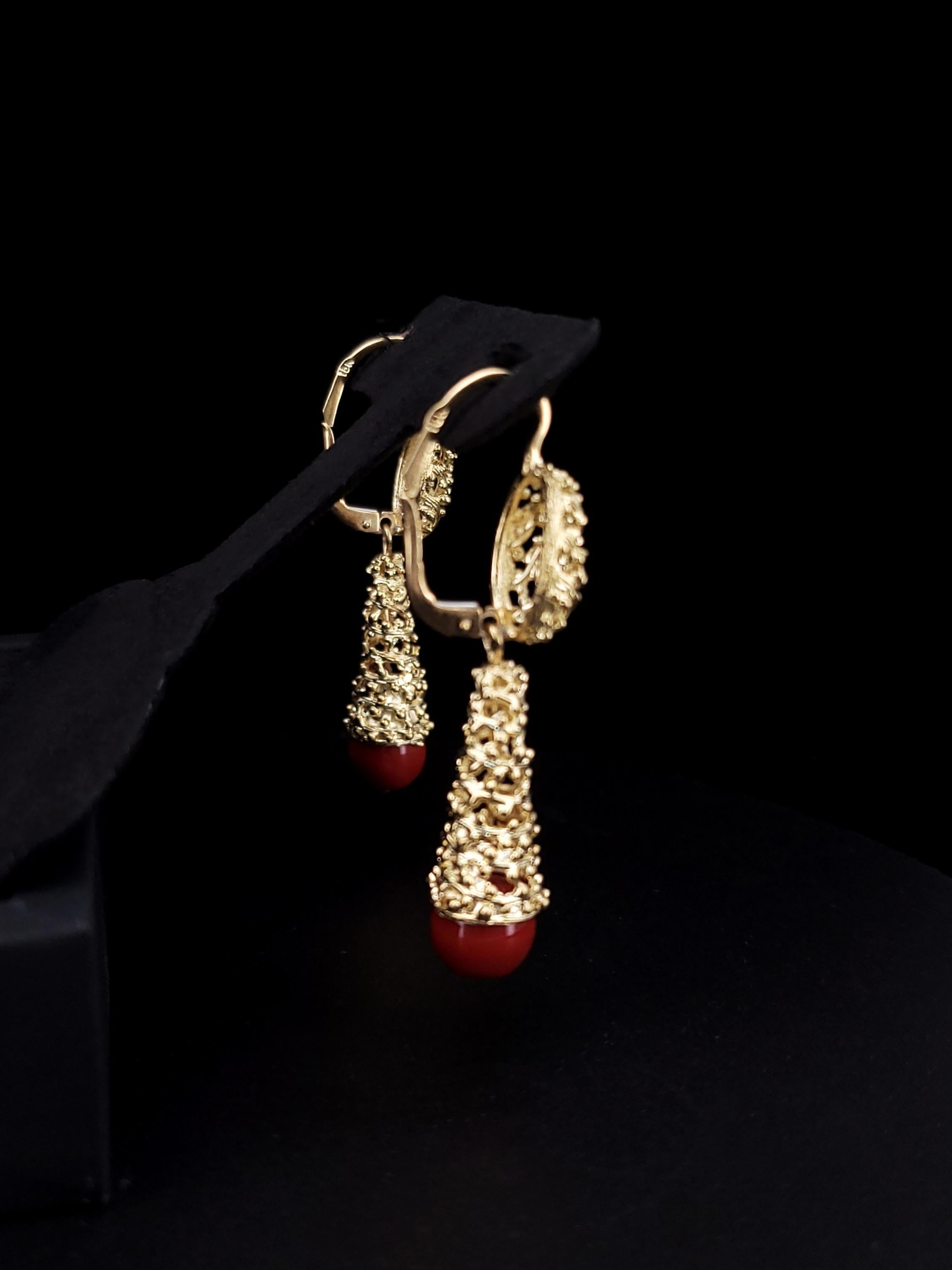 Design Earrings in 18k Yellow Gold and Red Stones In Excellent Condition In New York, NY