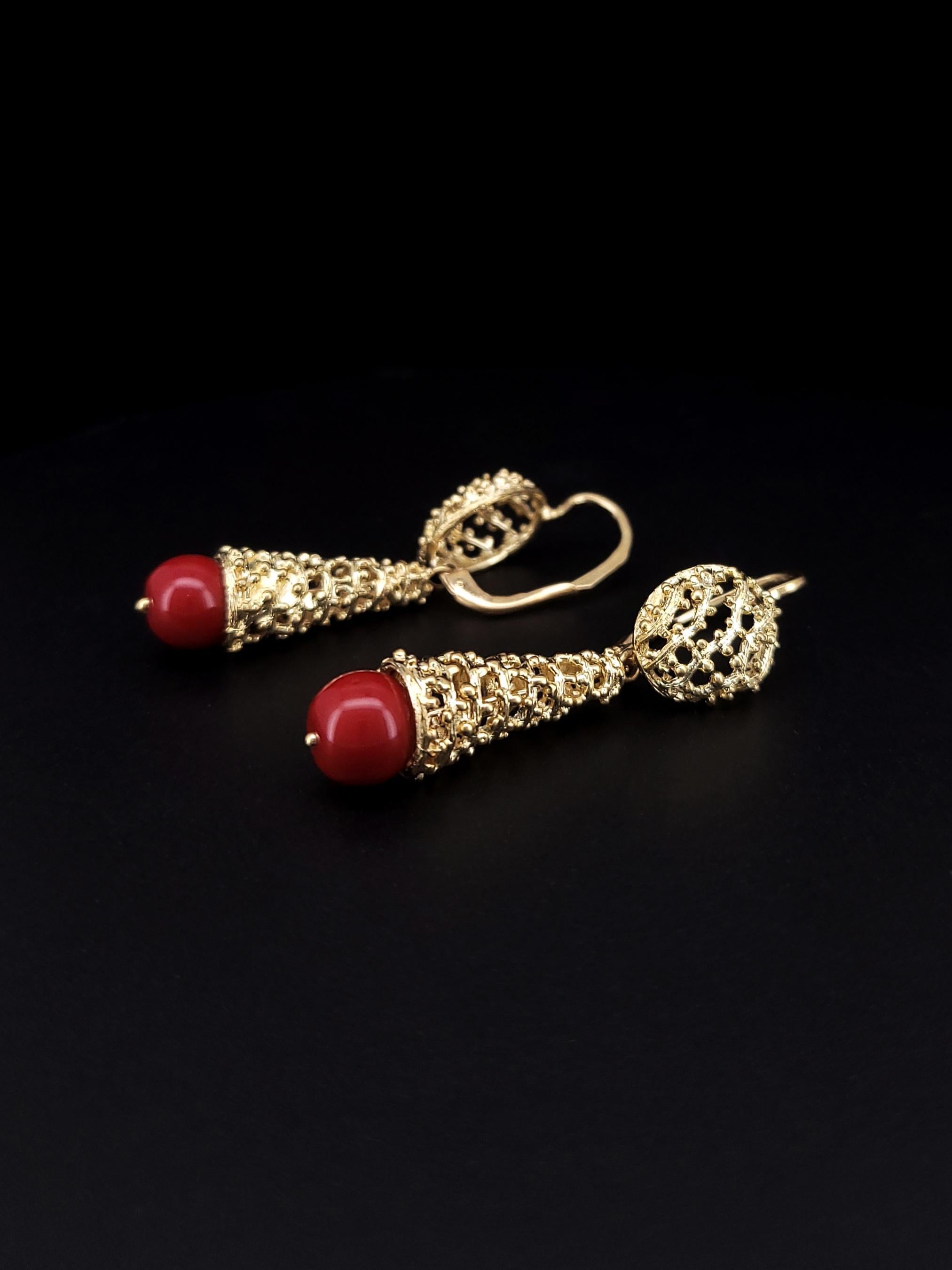 Women's Design Earrings in 18k Yellow Gold and Red Stones