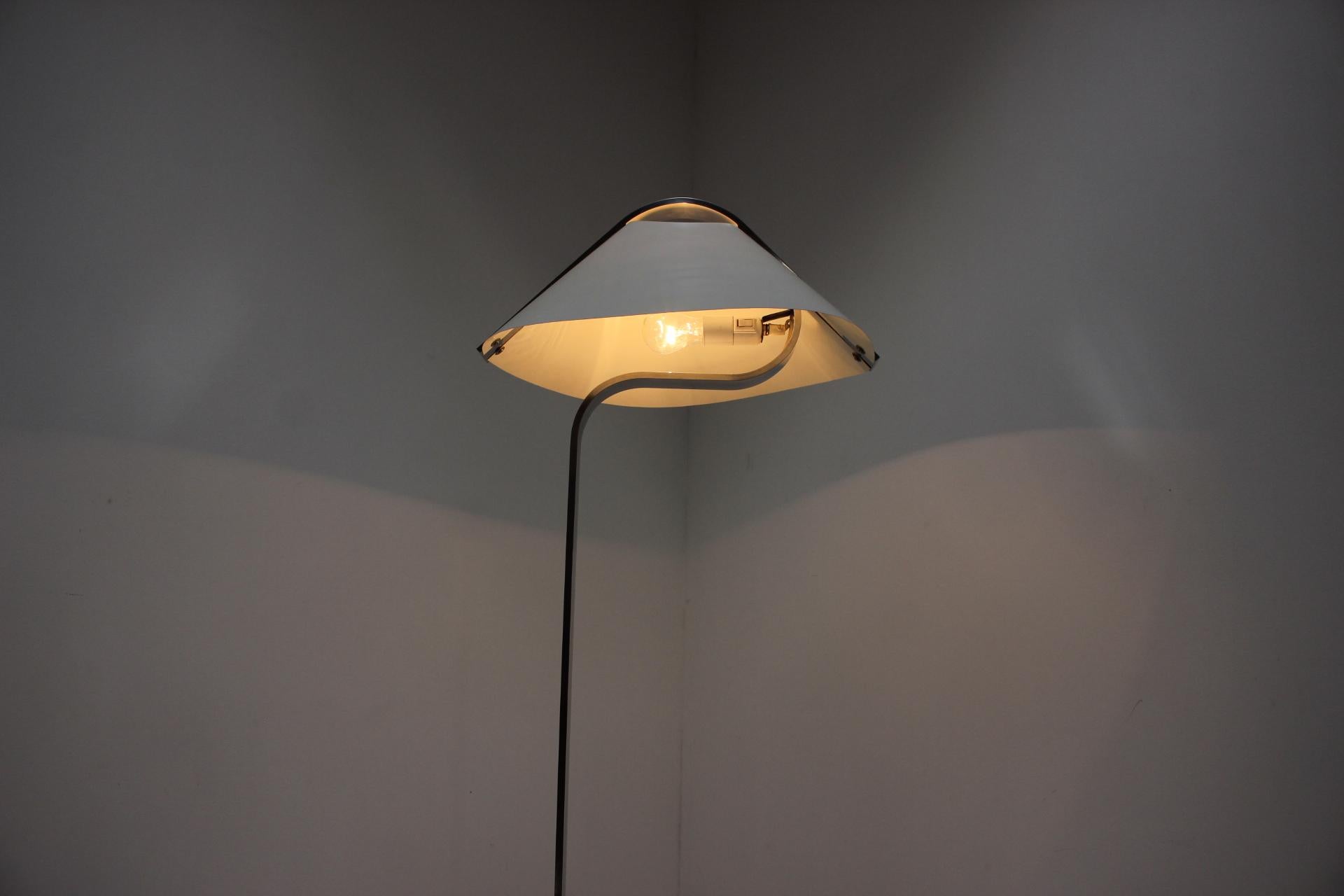 Stehlampe im Design, Italien, 1970er Jahre im Angebot 3