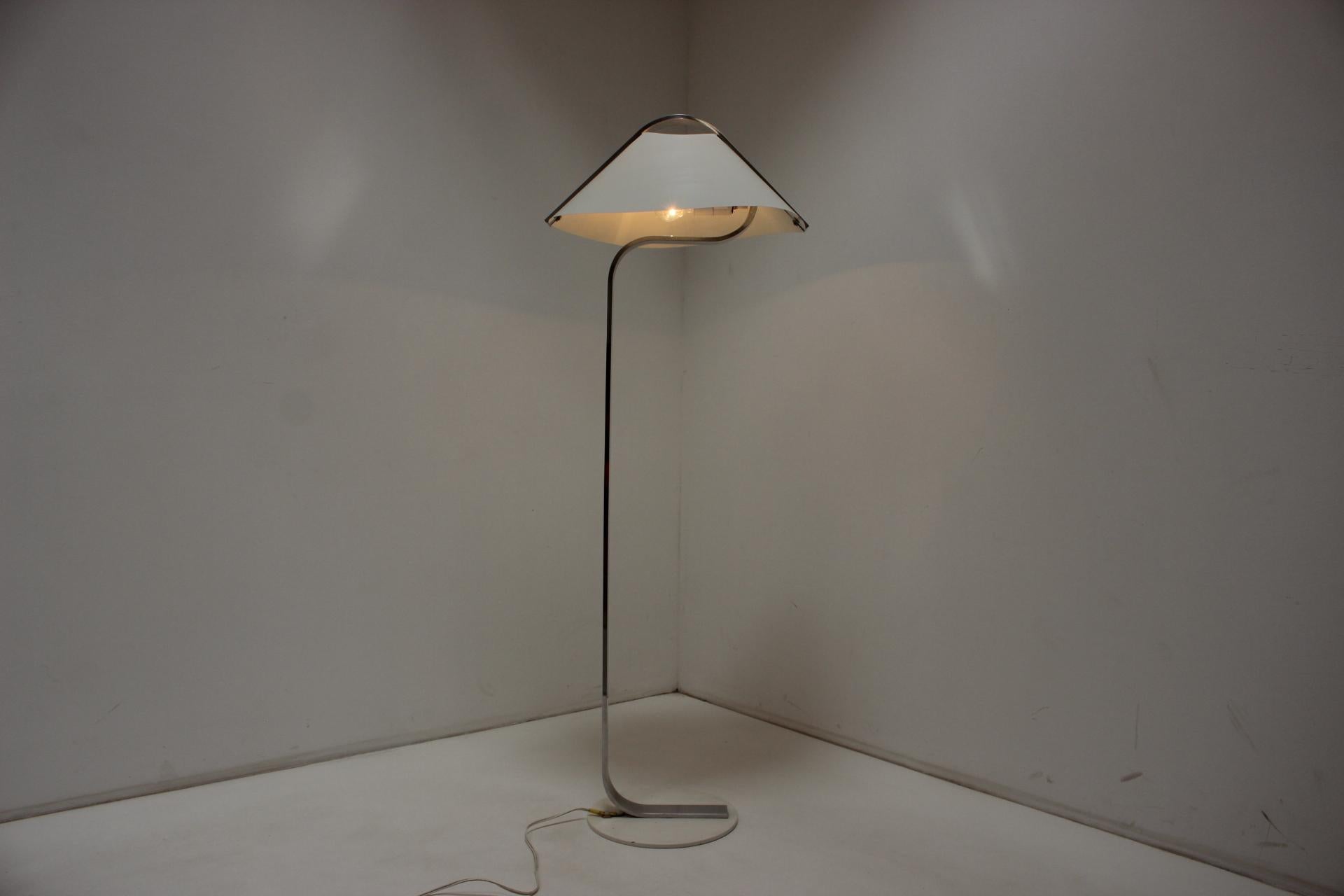 Design Floor Lamp Italy, 1970s For Sale 1
