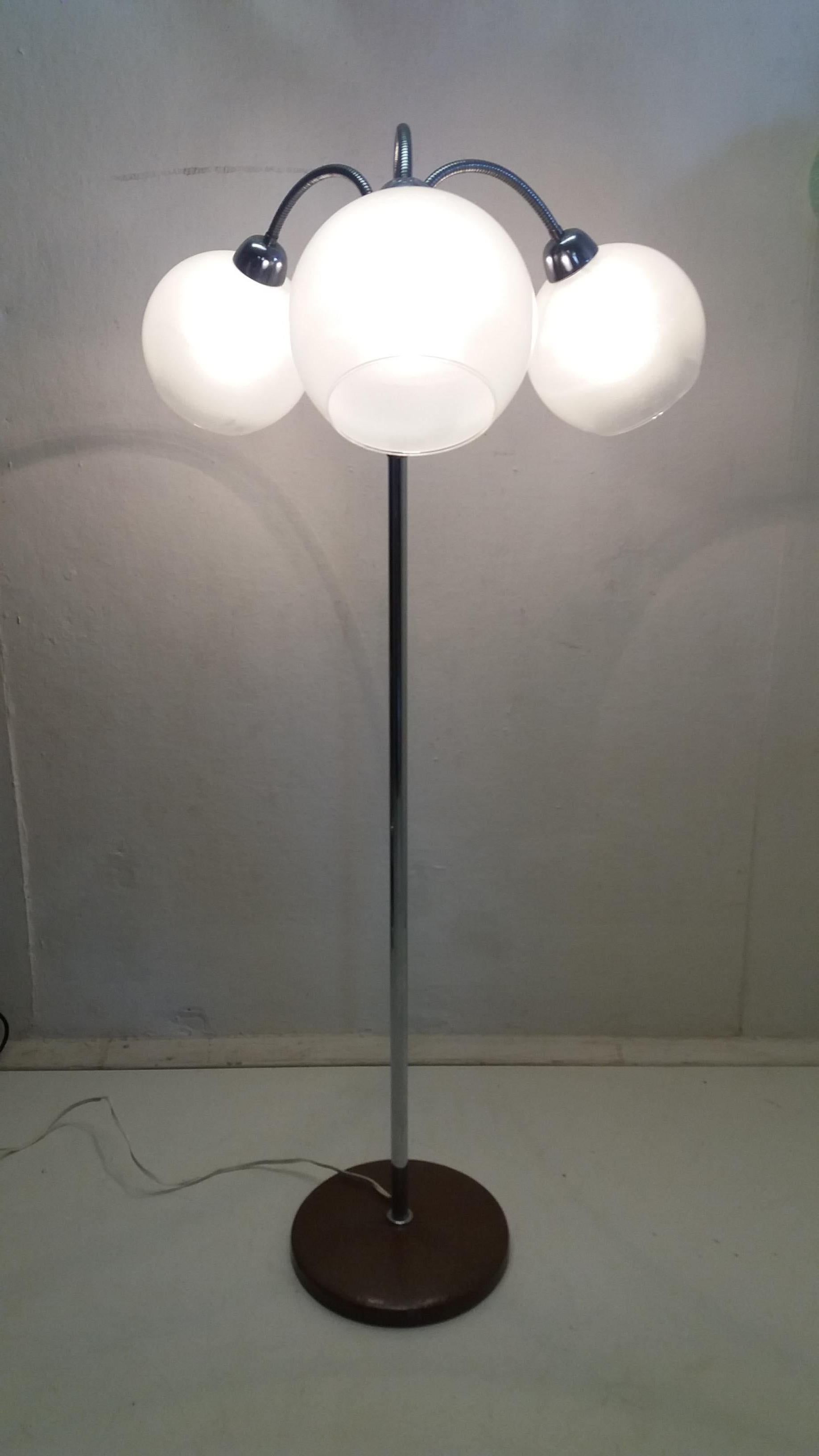 - Made in Czechoslovakia
- Made of metal, glass
- Re-polished
- Fully functional
- Measures: Base diameter 30cm
- Lampshades diameter 21cm
- Good, original condition.