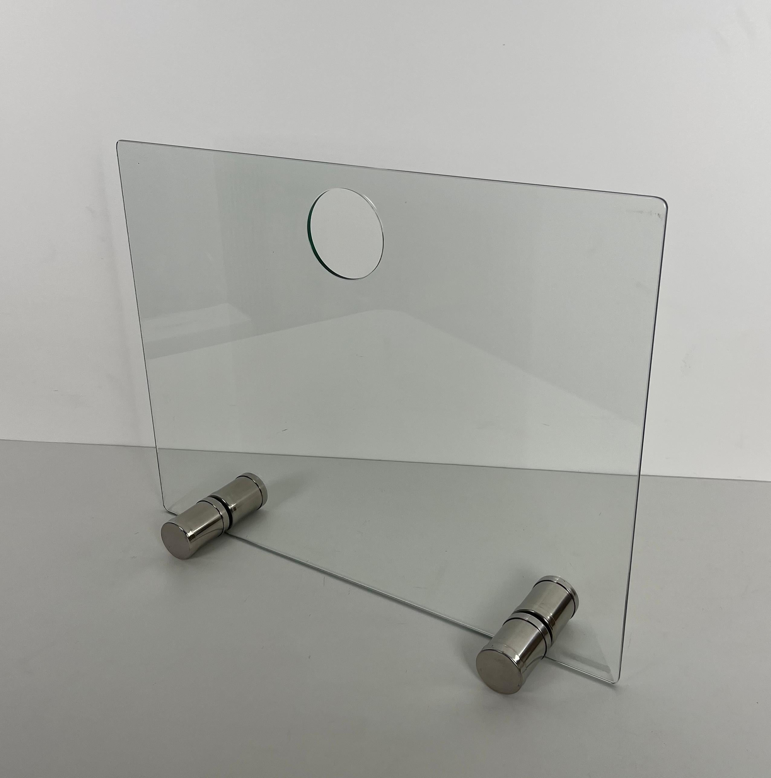Dieser schöne Design-Kaminschirm ist aus Glas mit Chromfüßen. Dies ist ein französisches Werk. CIRCA 1970