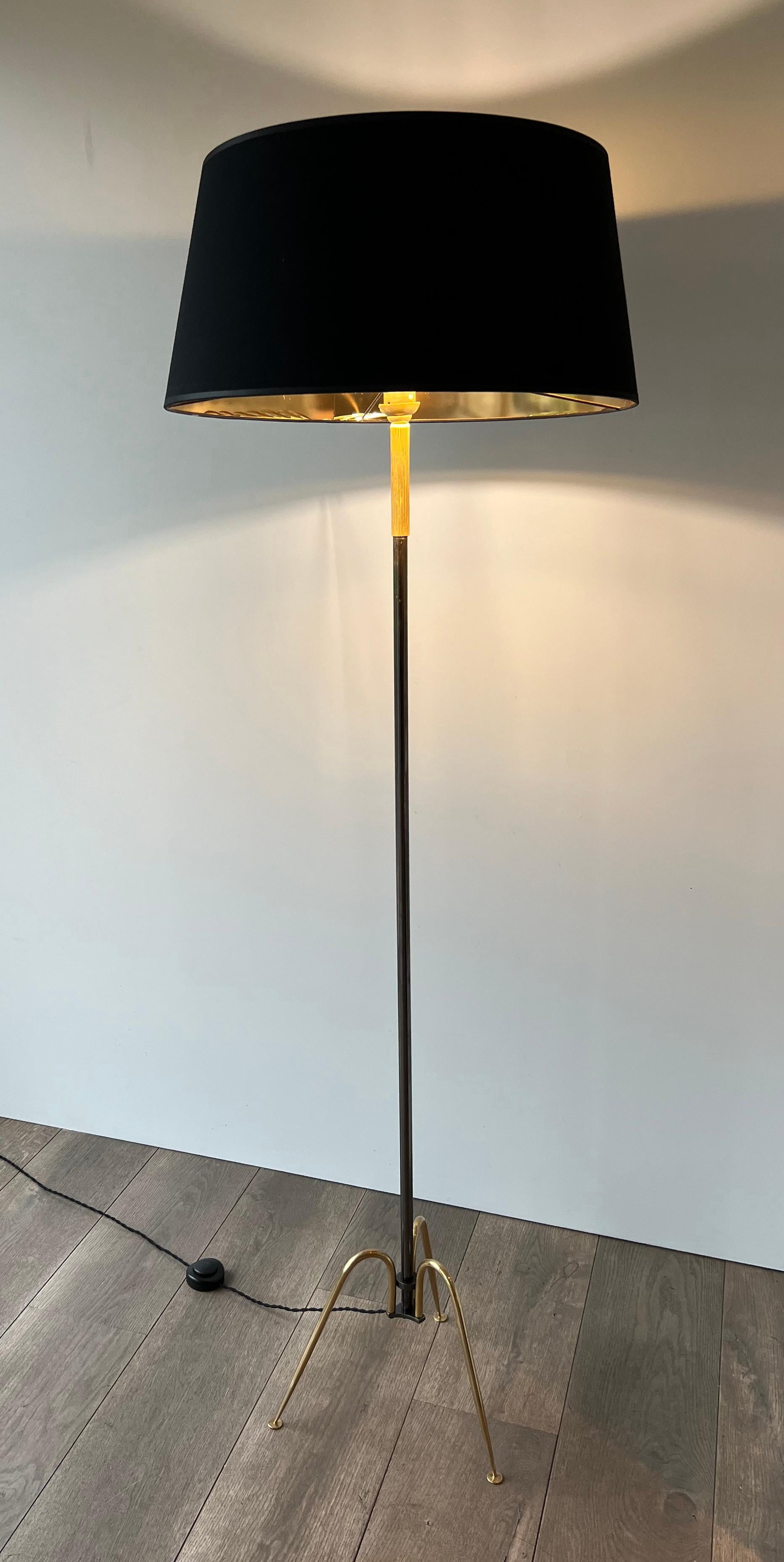 Lampada da terra in metallo e ottone di design in vendita 4